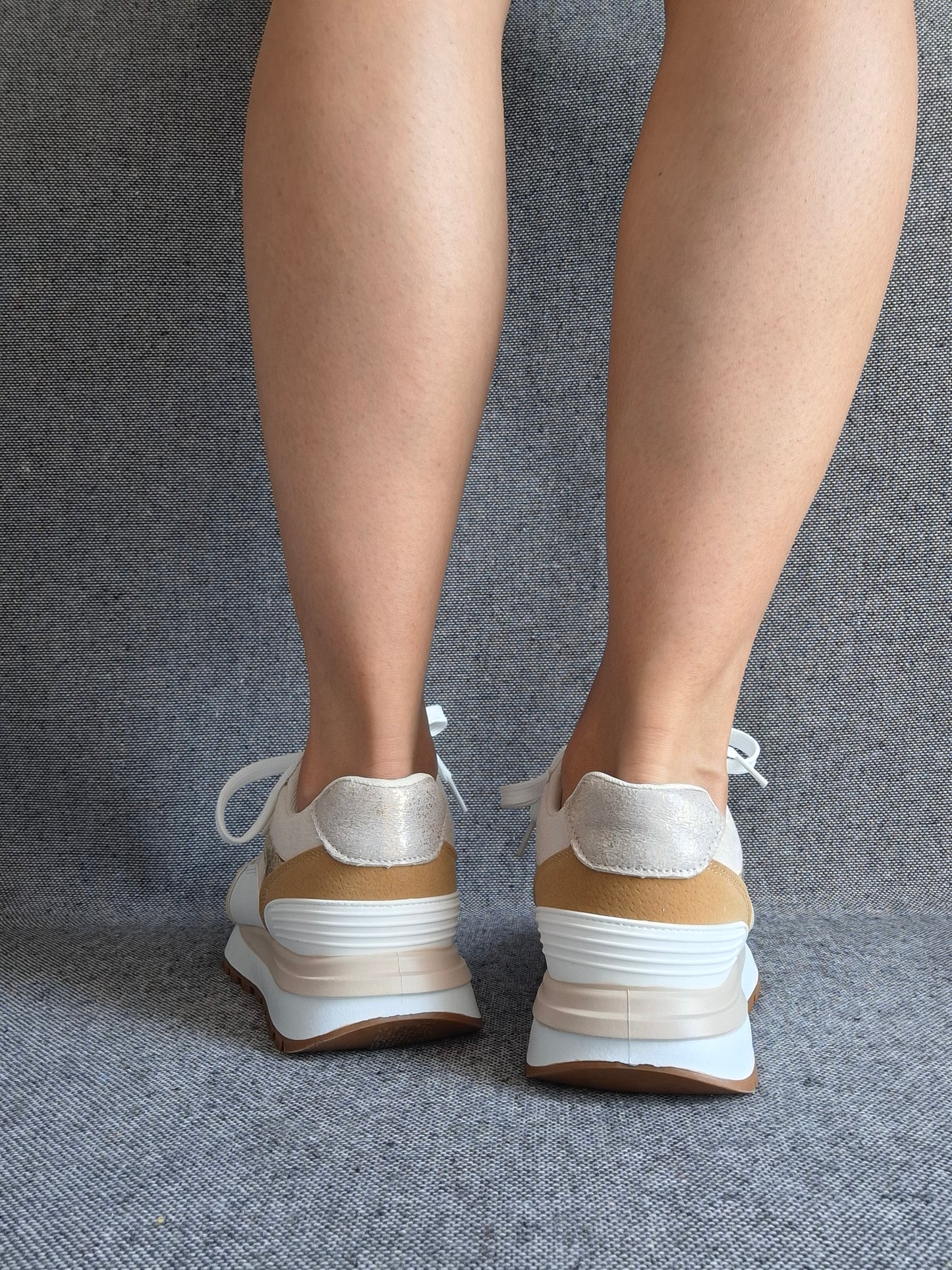 Chaussures baskets tendance beiges et blancs style sneakers