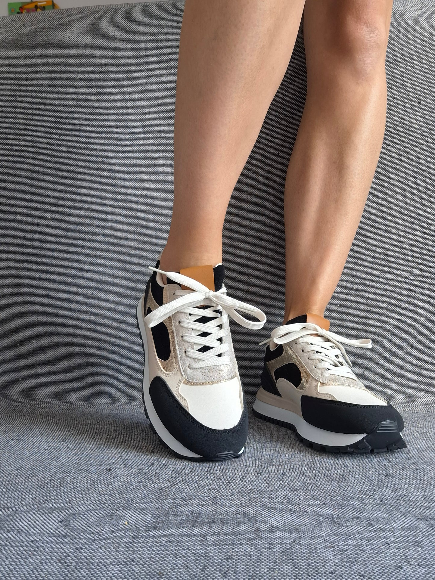 Chaussures baskets basses tendance beige noir et blanc style sneakers