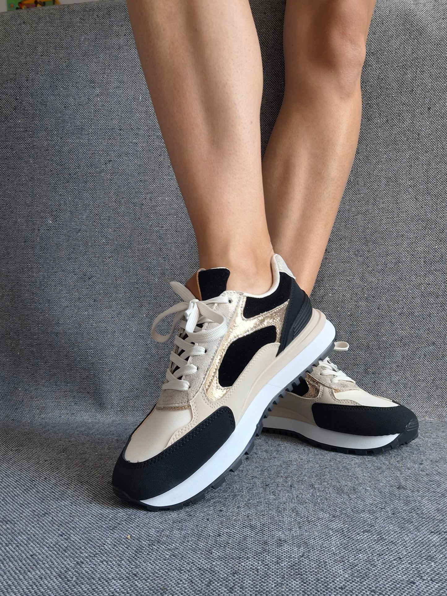 Chaussures baskets basses tendance beige noir et blanc style sneakers