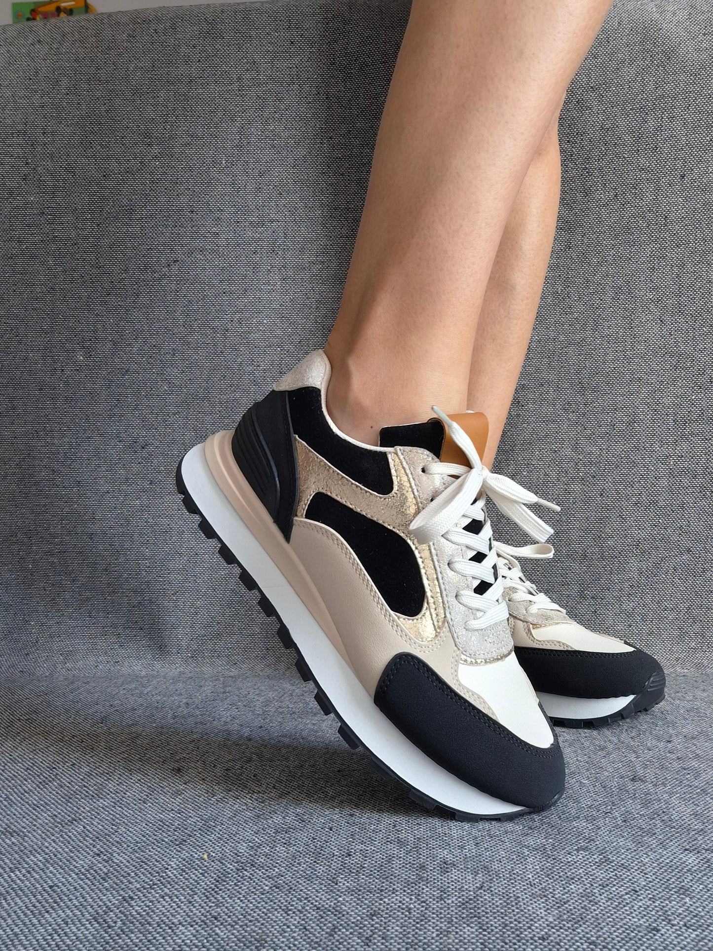 Chaussures baskets basses tendance beige noir et blanc style sneakers