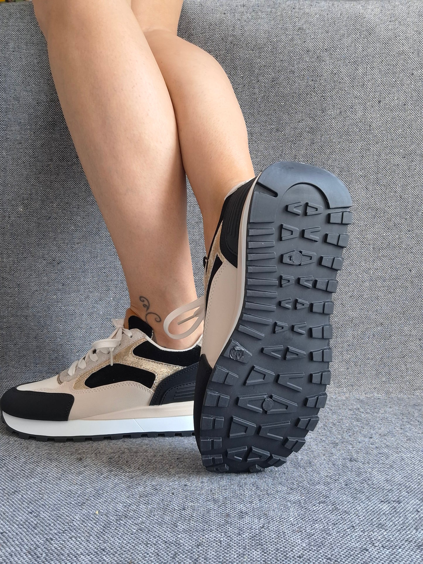 Chaussures baskets basses tendance beige noir et blanc style sneakers