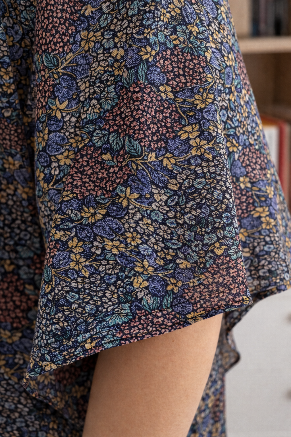 Blouse Fleurie Col V Bleu Marine Doré Le Petit Placard