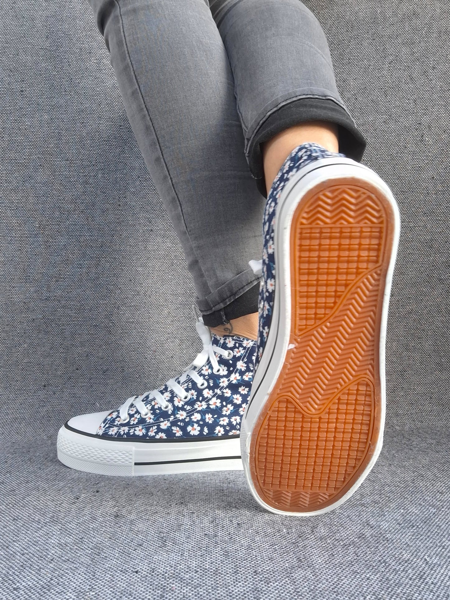 Chaussures baskets hautes motifs liberty fleurs bleu marine en tissu style converse
