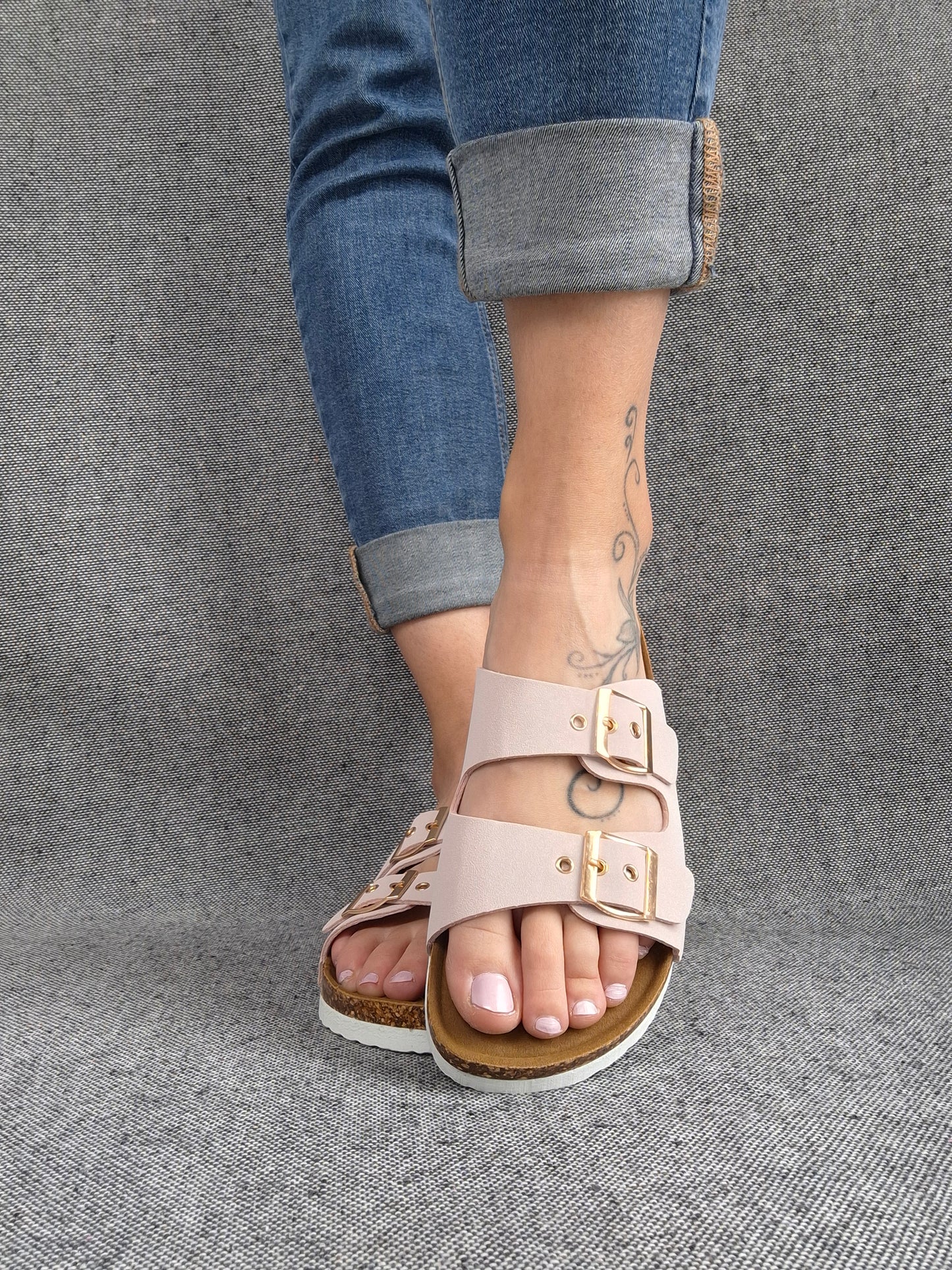 Chaussures sandales roses pastel à doubles lanières avec boucles métalliques style Birk
