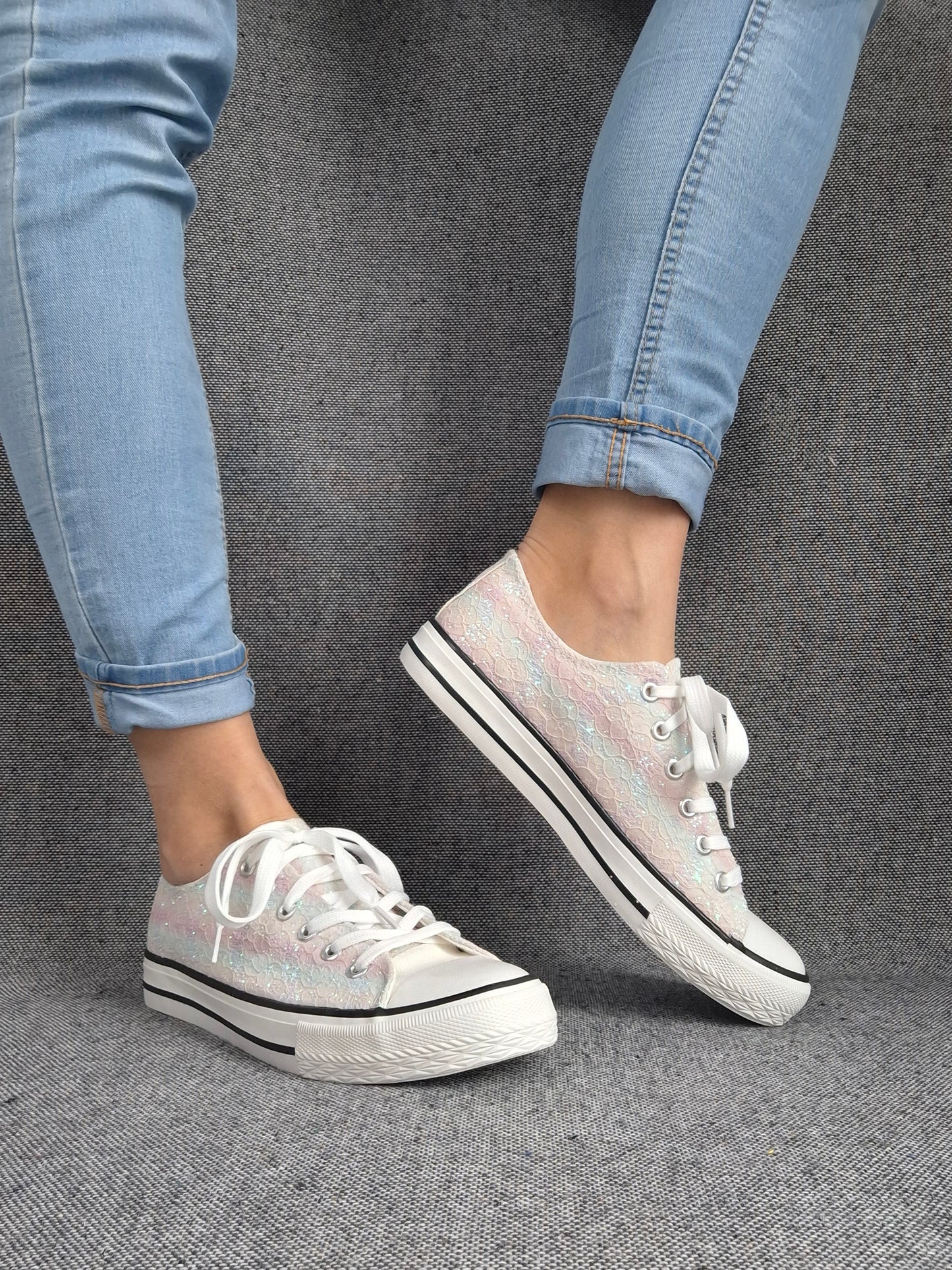 Chaussures baskets basses en tissu dentelé avec reflets irisés multicolores style converse