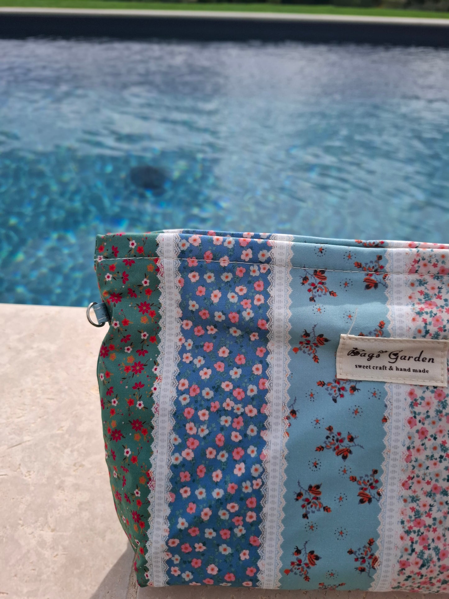 Trousse en tissu imperméabilisé motifs patchwork à rayures florales bleu rose et vert