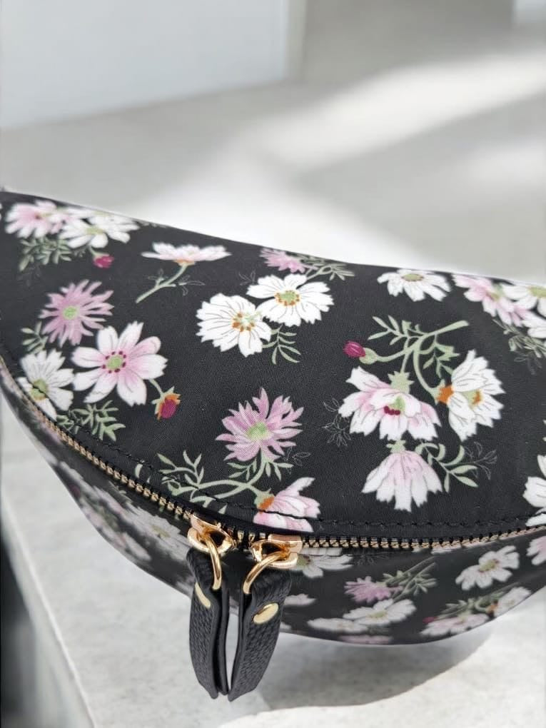 Sac banane en tissu coton liberty noir motifs fleuris blanc et rose