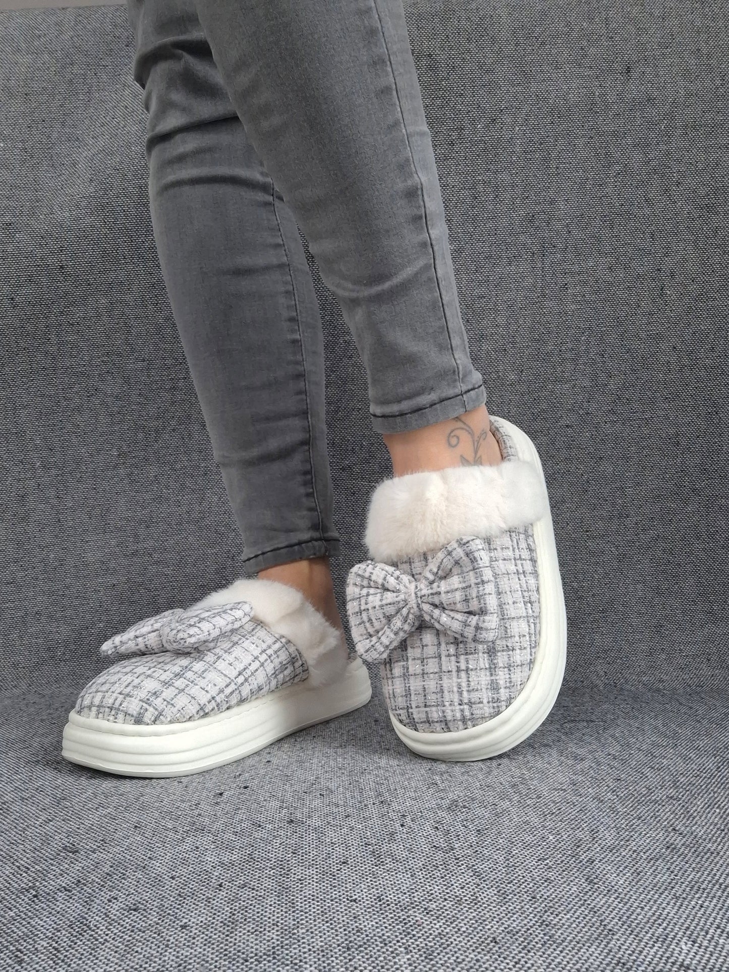 Chaussons fourrés bleu et blanc en tissu à carreaux avec noeud