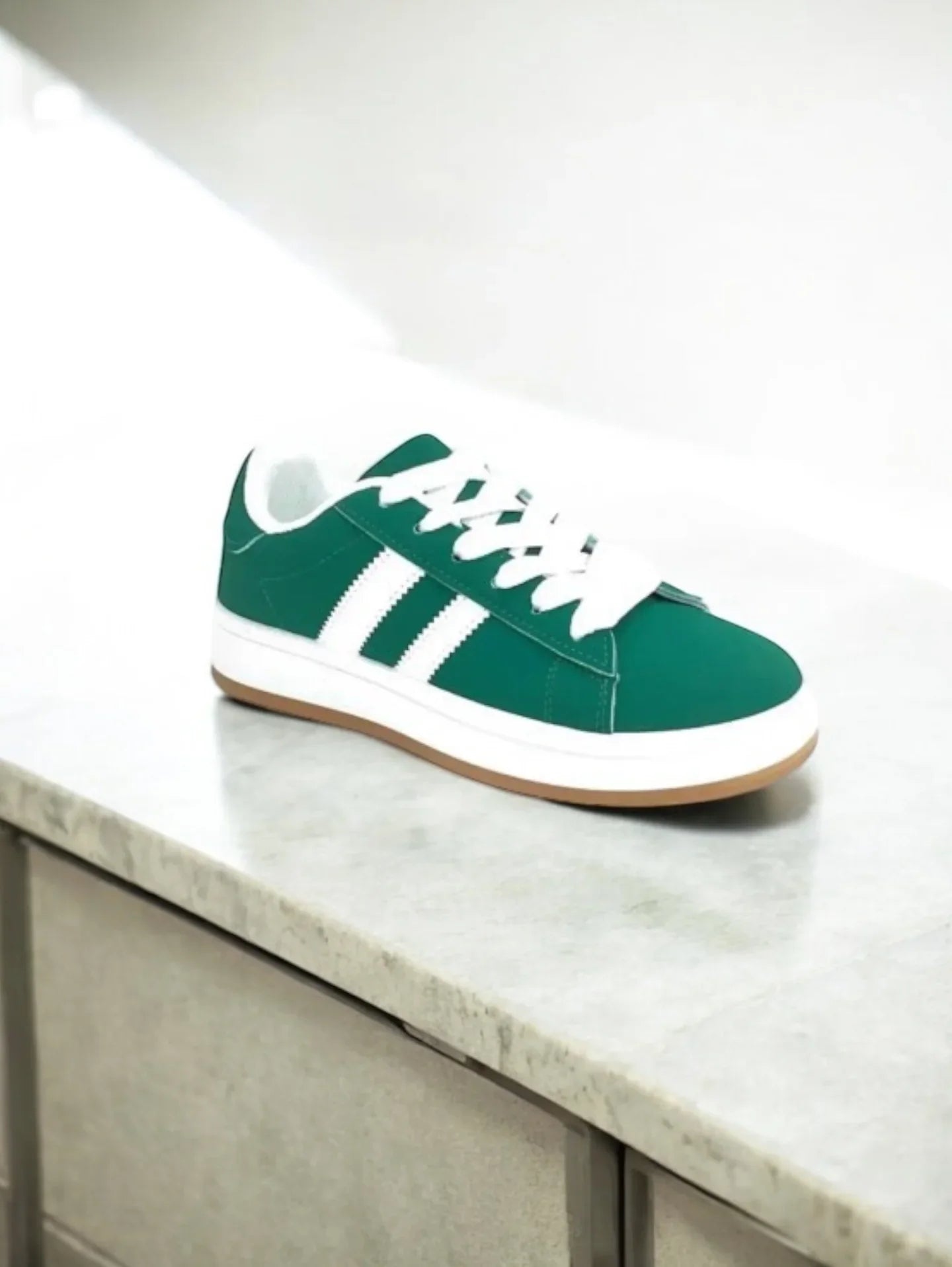 Chaussures baskets basses vert sapin avec bandes blanches style campus