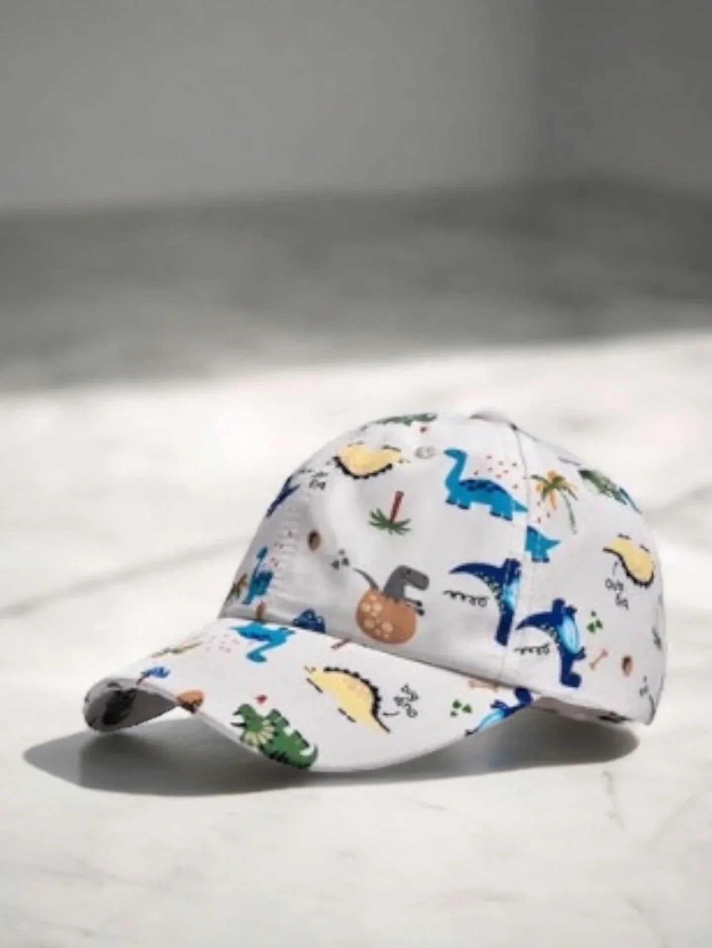 Casquette ENFANT en coton blanche motif dinosaures colorés