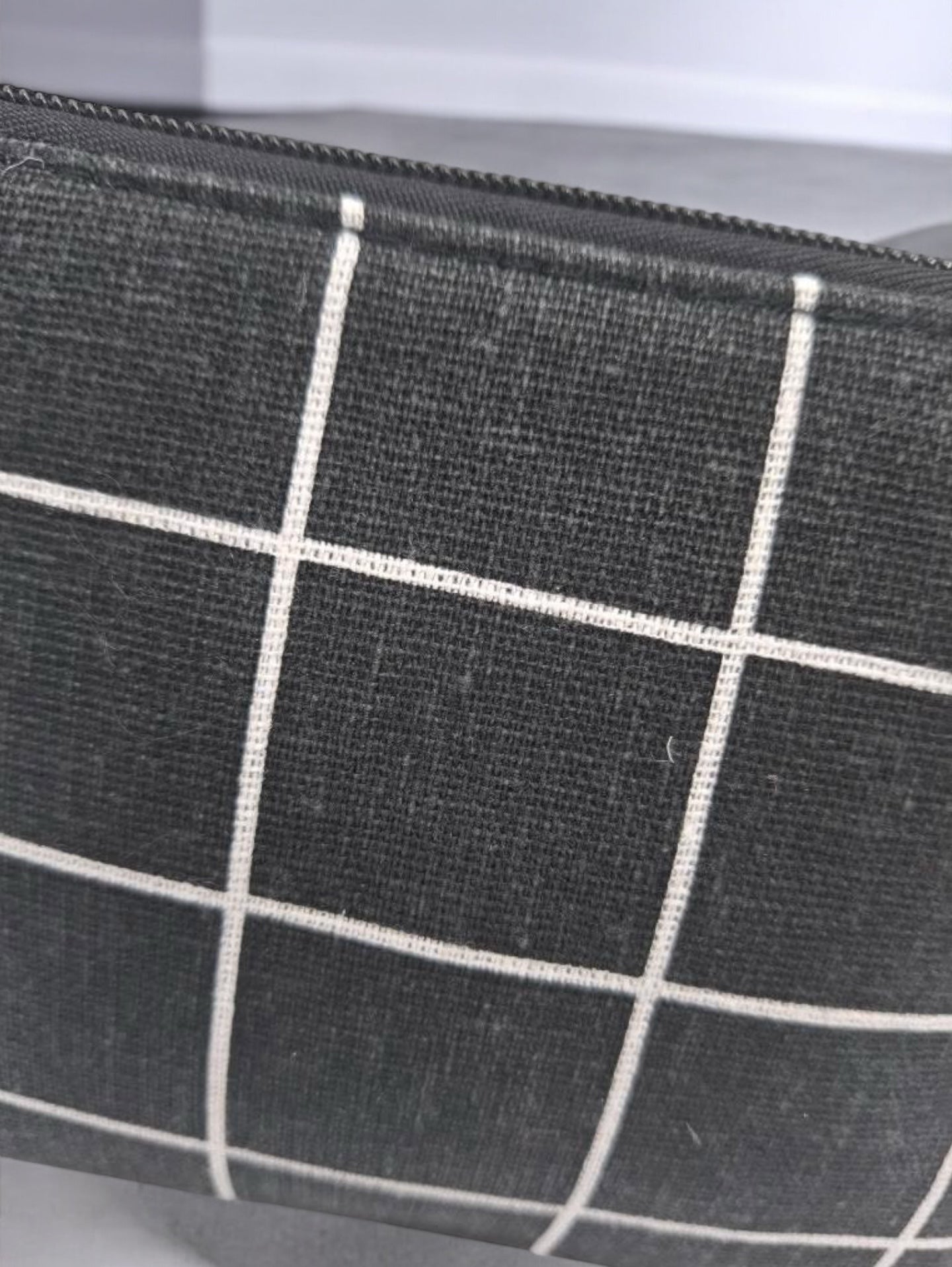 Trousse en coton motif à carreaux blancs sur un fond noir