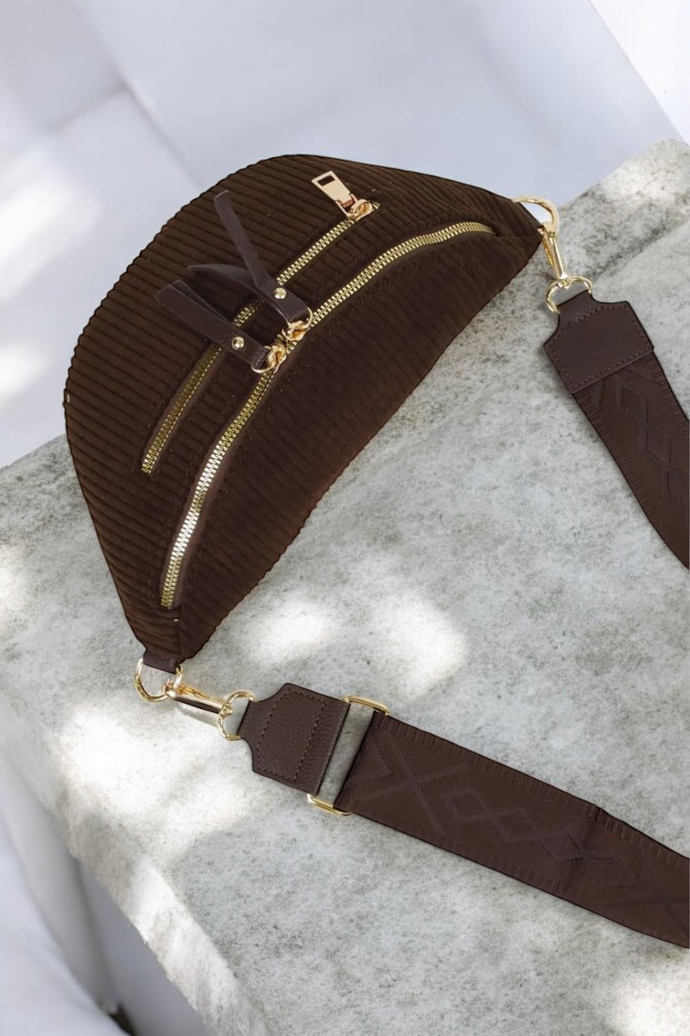 Sac banane velours côtelé 2 poches marron chocolat foncé sangle fantaisie