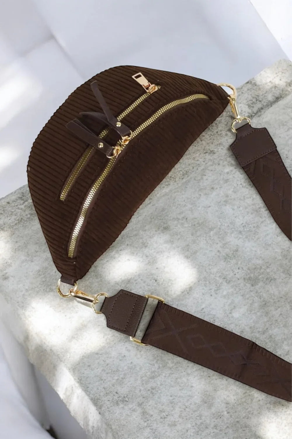 Riñonera de pana con 2 bolsillos y correa decorativa de color Marrón chocolate oscuro
