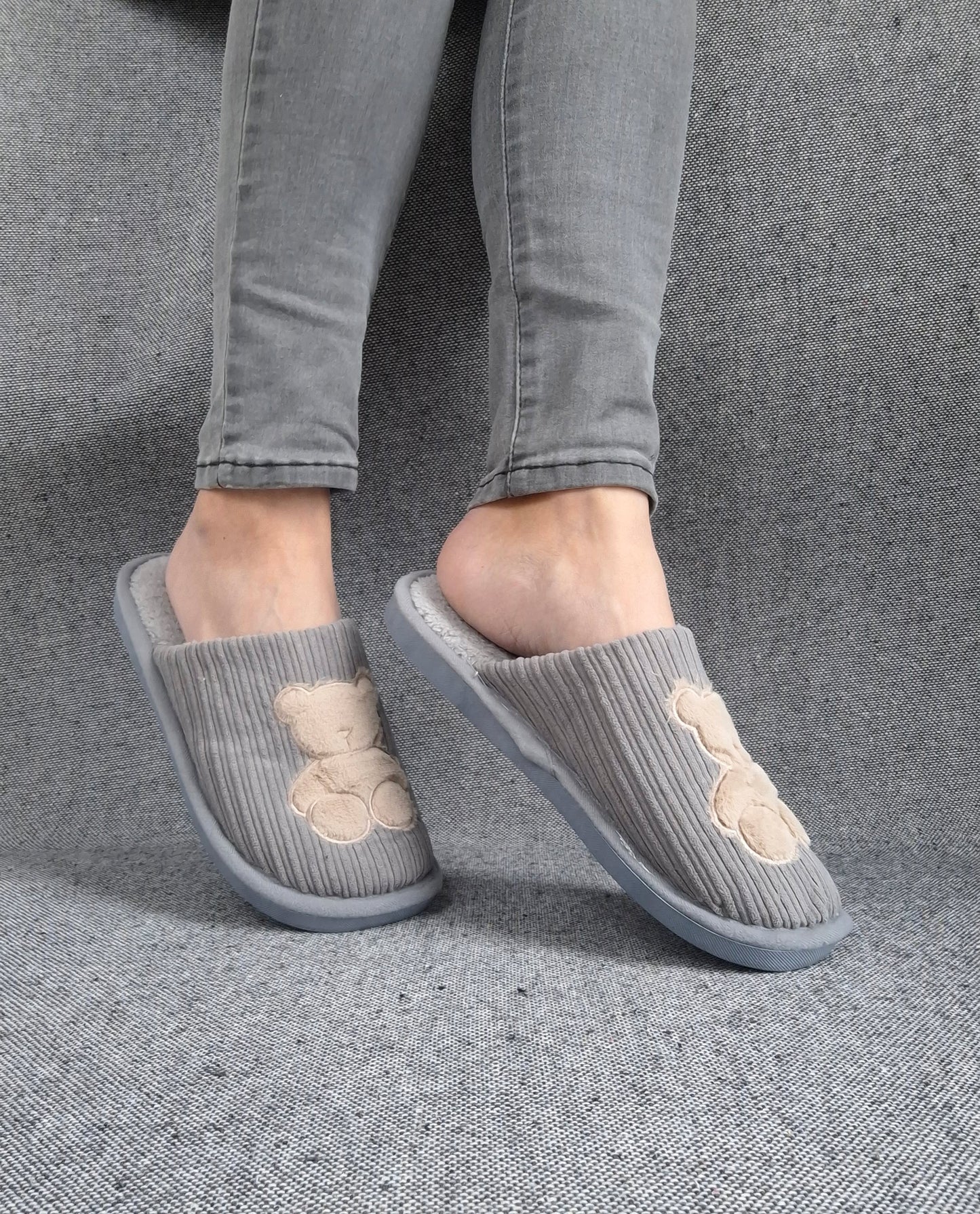 Chaussons fourrés gris en tissu avec motif ours beige