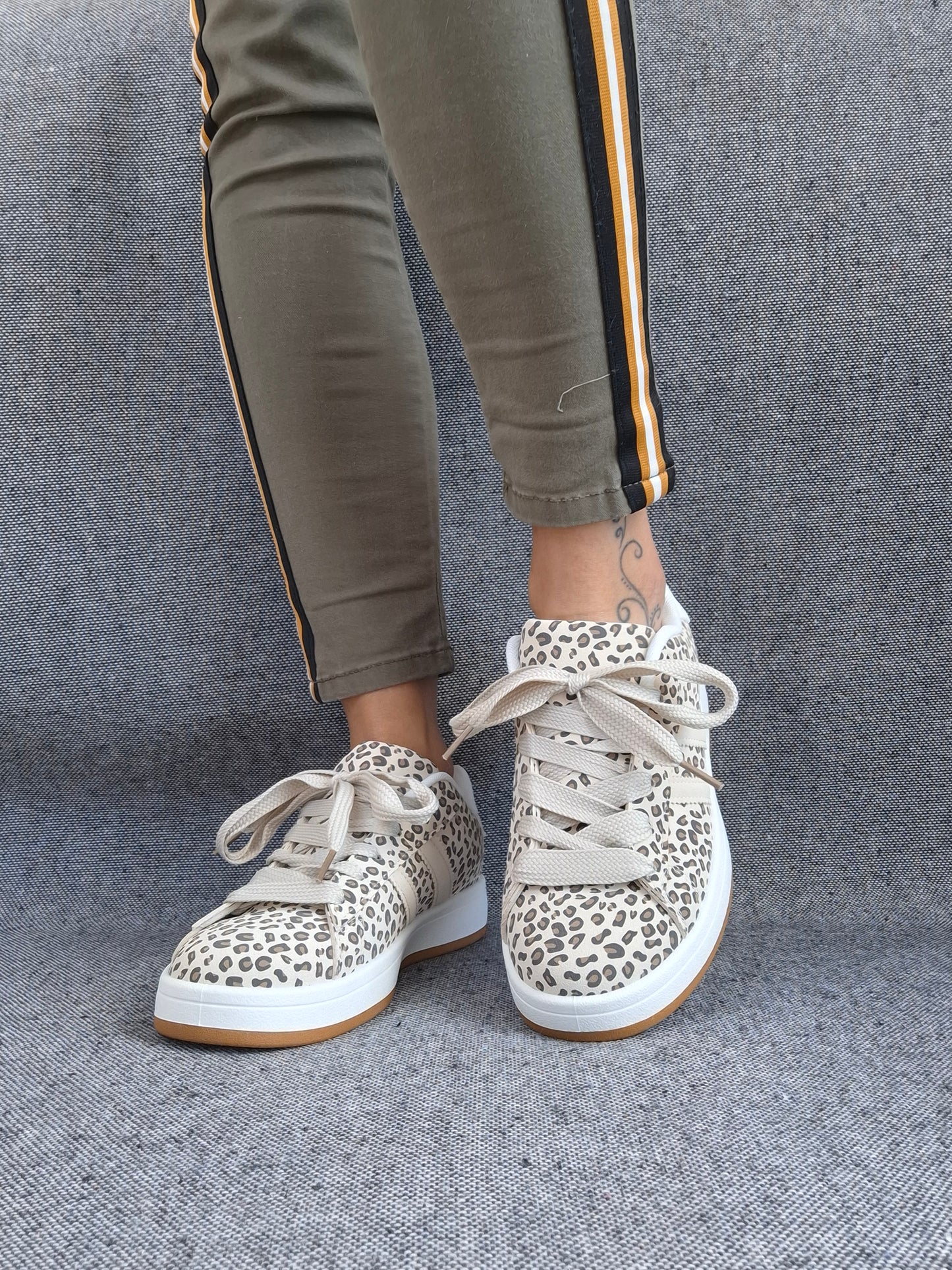 Chaussures baskets basses motif léopard basse en tissu beige style campus