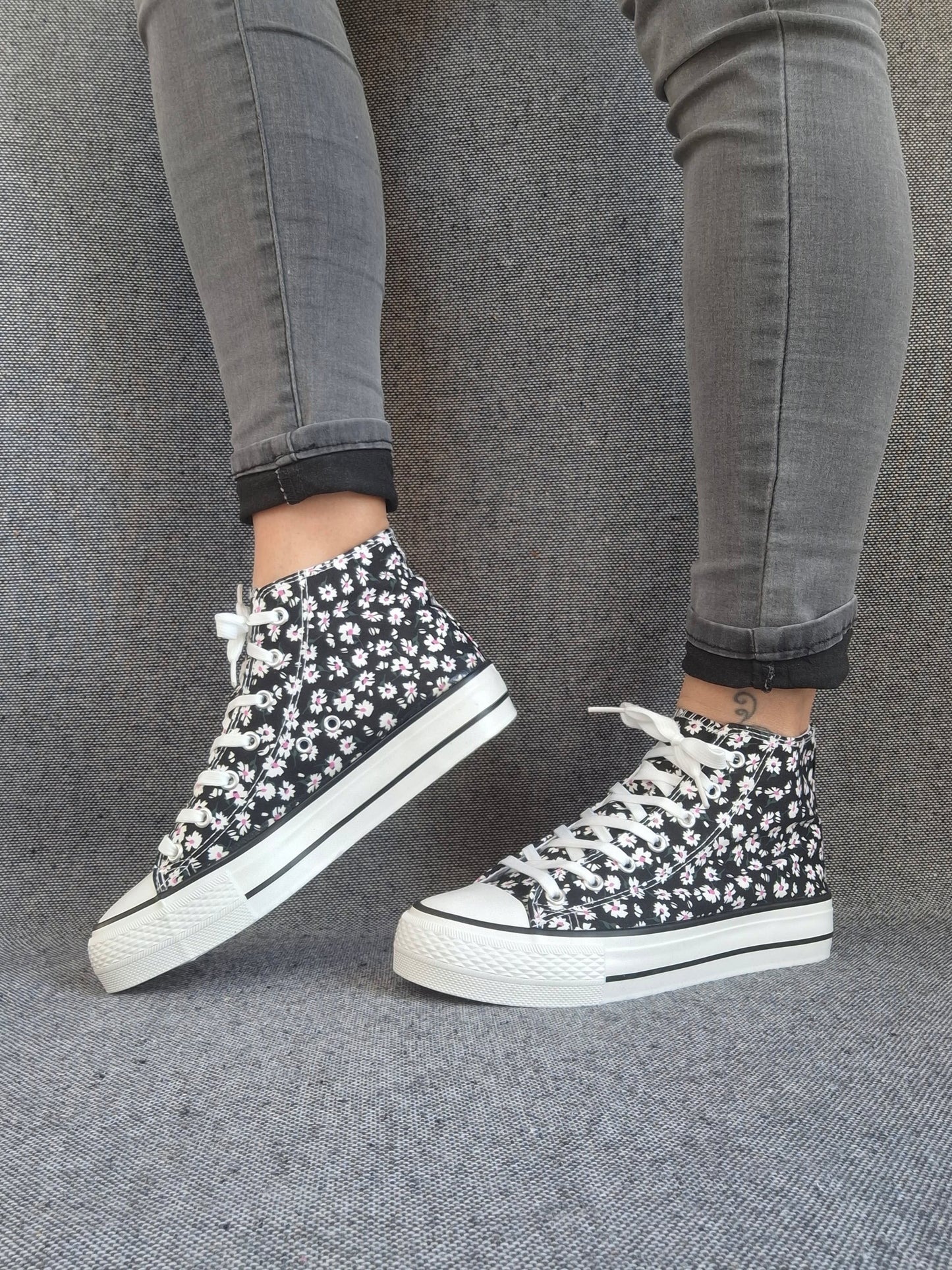 Chaussures baskets hautes motifs liberty fleurs noire en tissu style converse