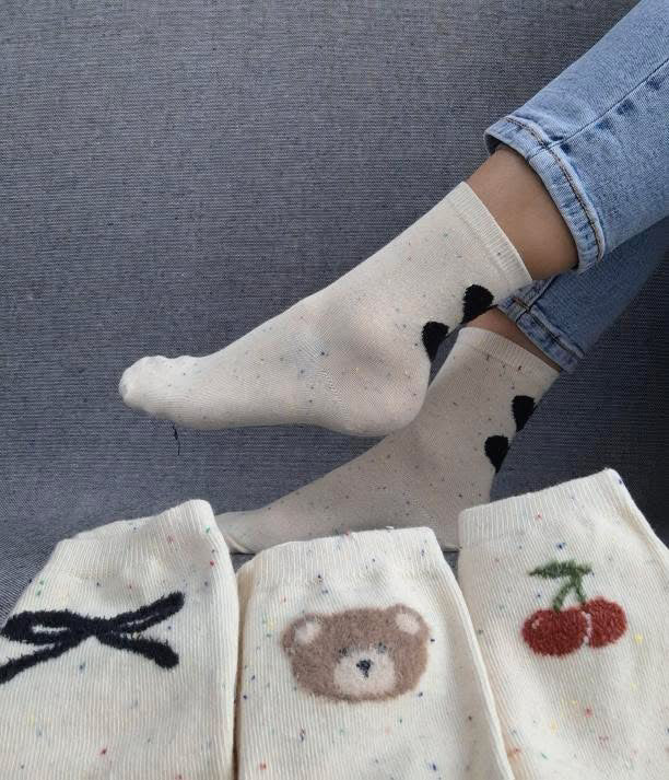 Paire de chaussettes blanches en coton à motif coeurs