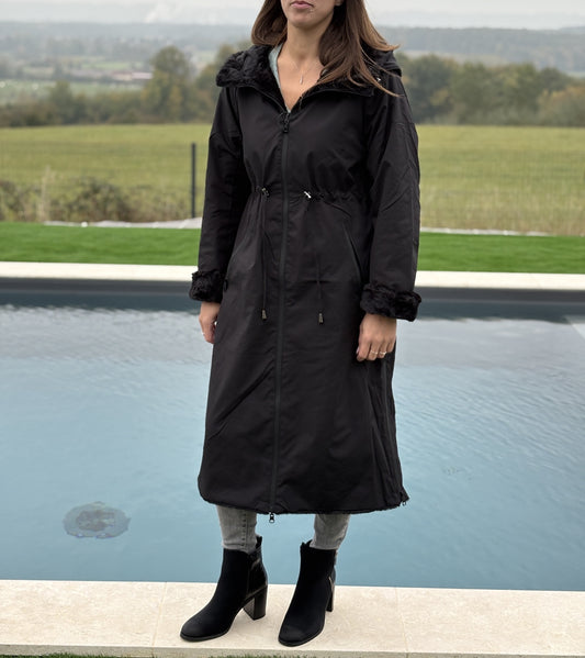 Manteau long réversible noir fausse fourrure avec capuche et cordons de serrage à la taille
