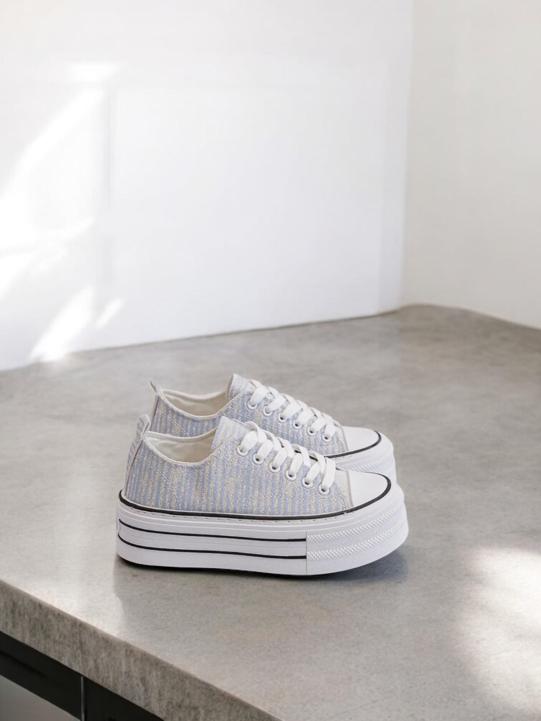 Chaussures baskets à rayures brillantes bleu semelle compensée style converse