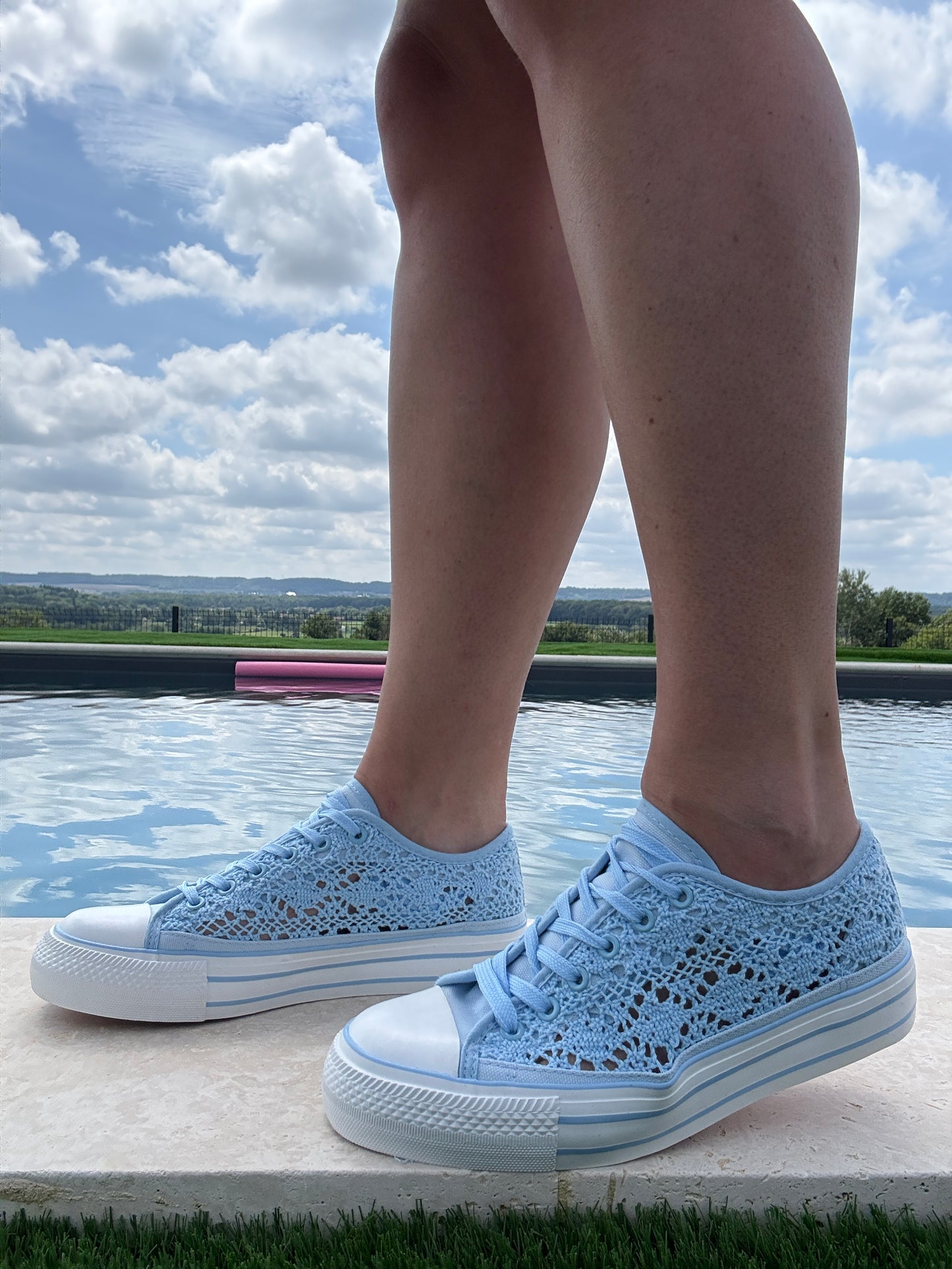Chaussures baskets basses à dentelle bleu en tissu style converse