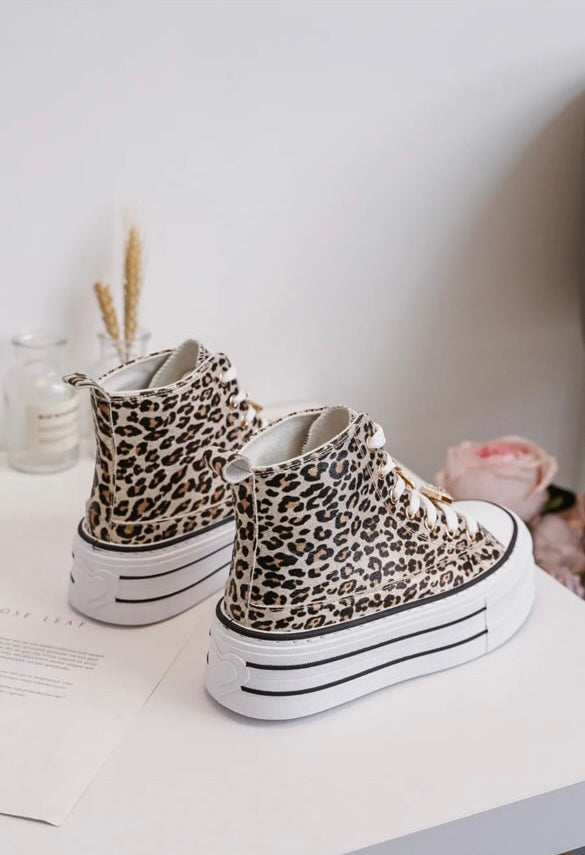 Chaussures baskets hautes semelle compensée en simili motif léopard style converse