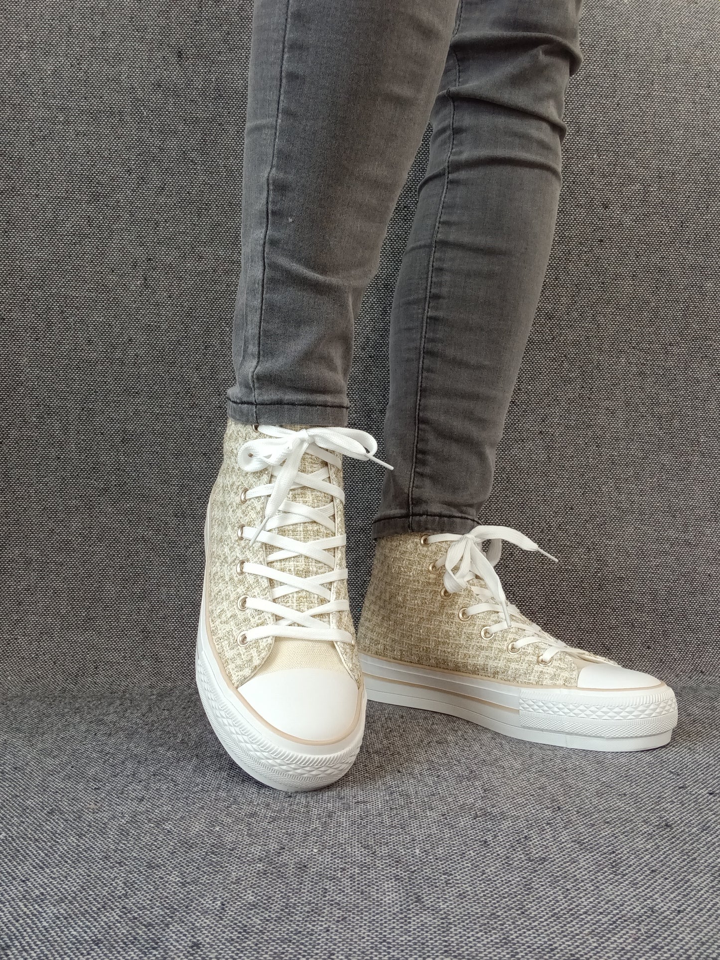 Chaussures baskets hautes en tissu style tressé beige brillant style converse