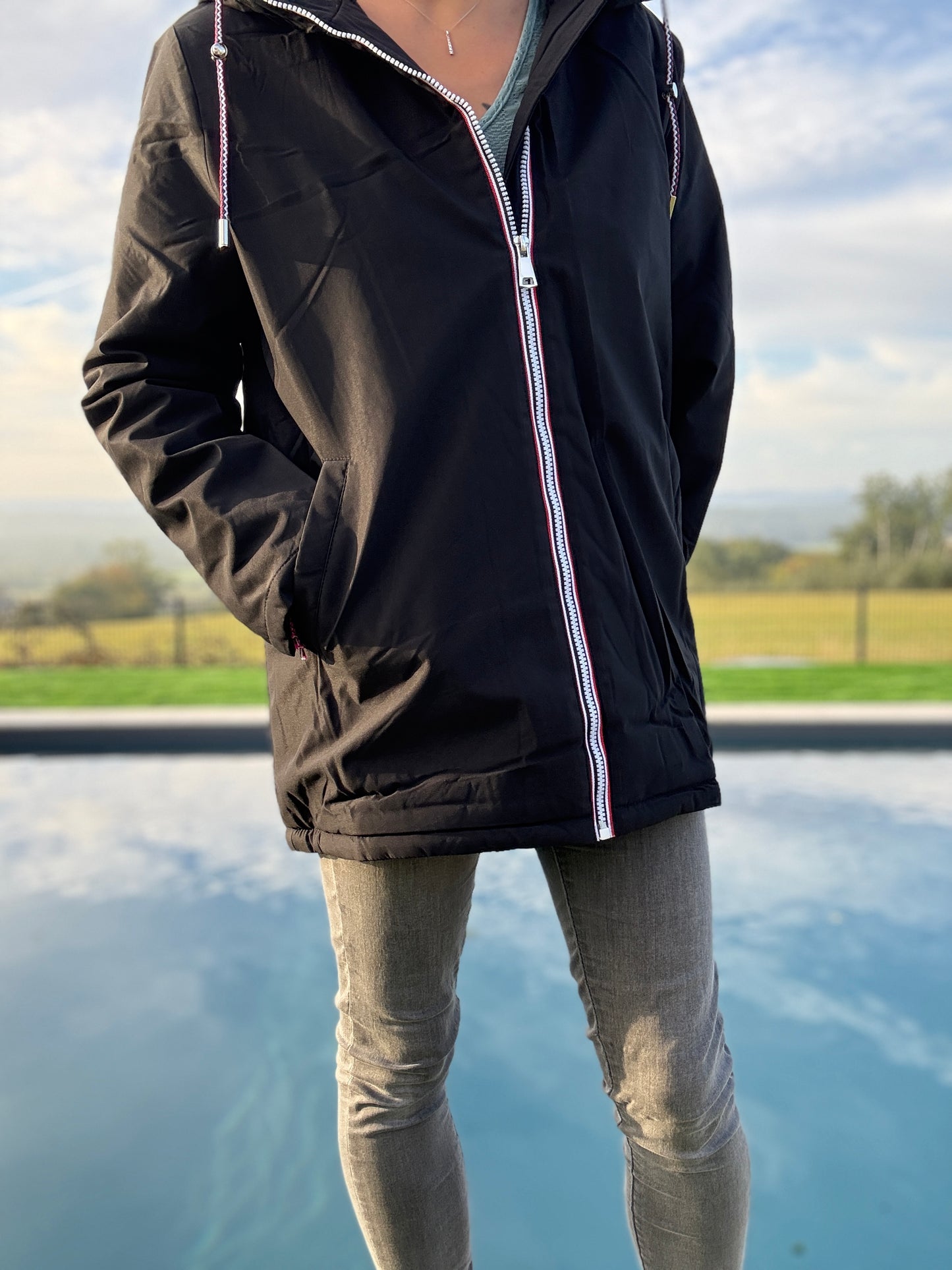 Manteau imperméable mi long fourré en fausse fourrure noir - Curvy
