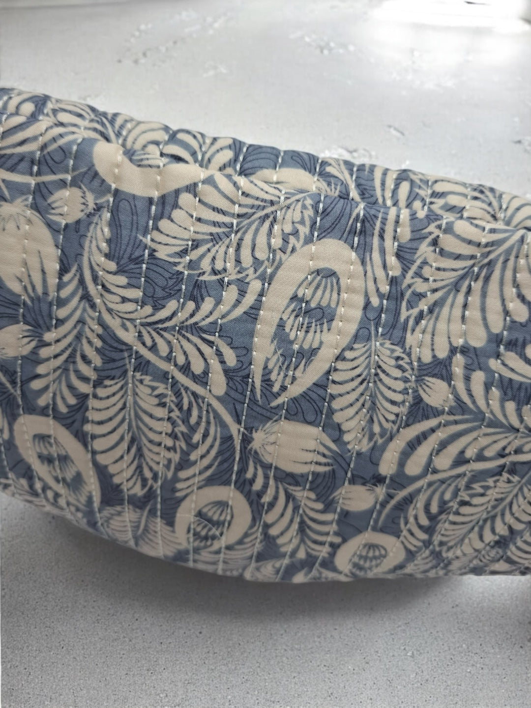 Sac banane en coton matelassé liberty fleuri bleu et creme