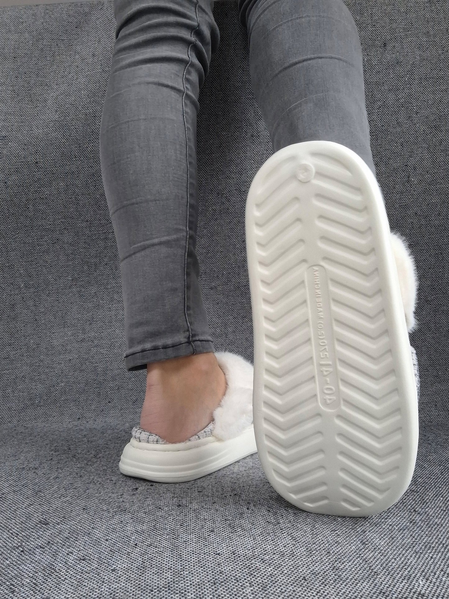 Chaussons fourrés bleu et blanc en tissu à carreaux avec noeud