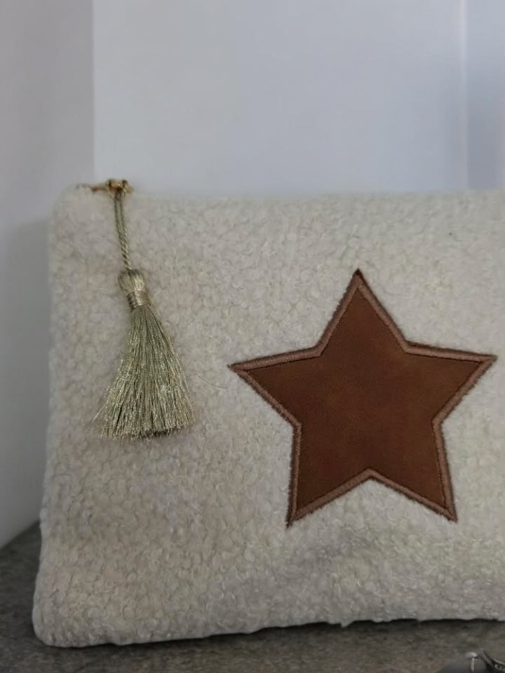 Pochette blanche avec une étoile marron