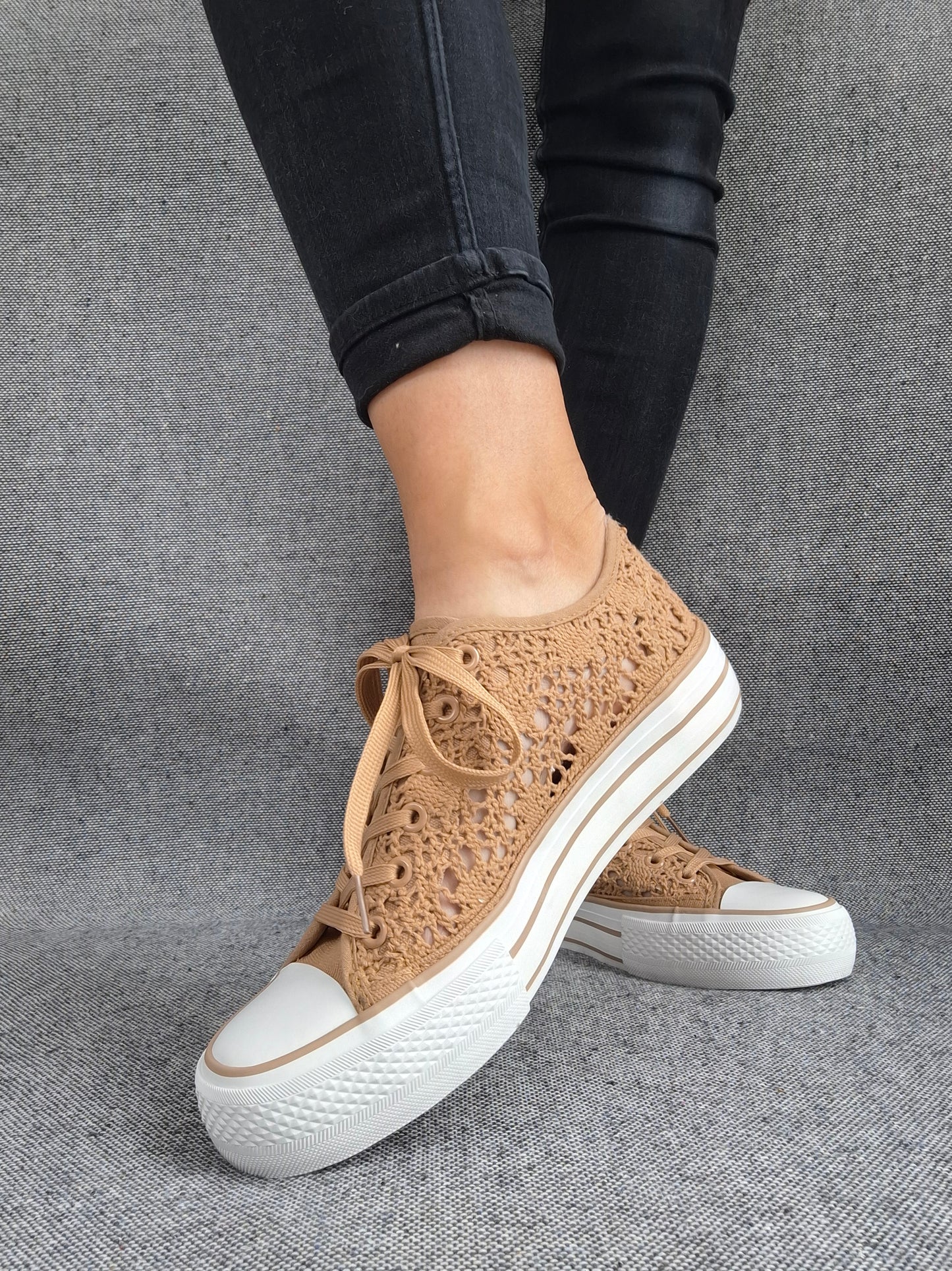 Chaussures baskets basses à dentelle beige foncé en tissu style converse