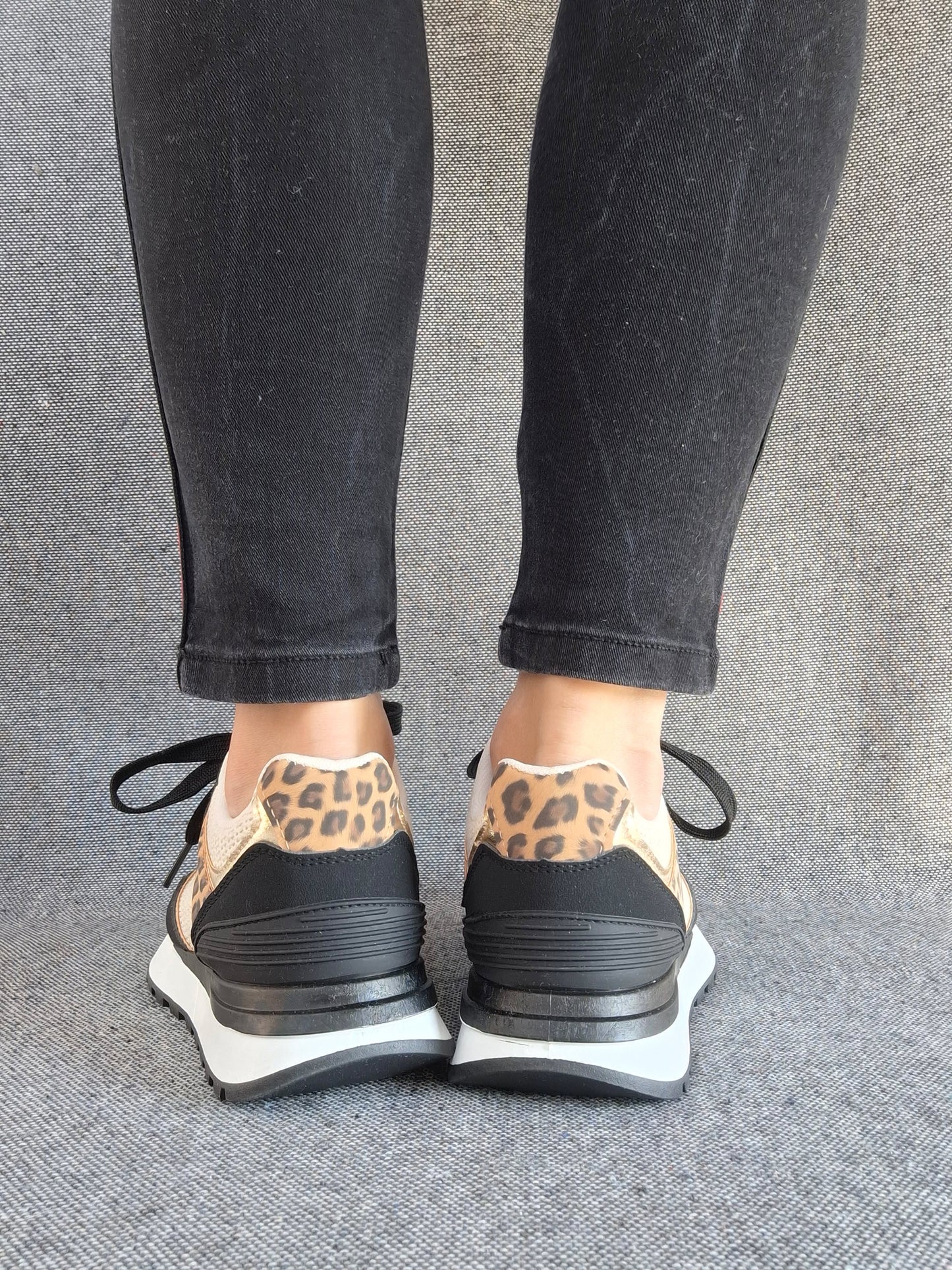 Chaussures baskets en tissu beige et noir avec un motif léopard style sneakers