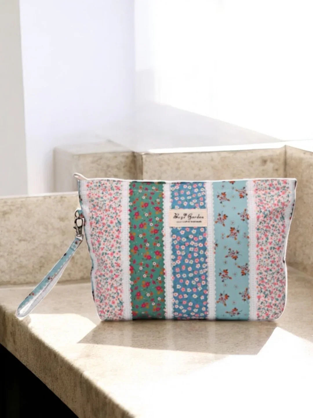 Trousse en tissu imperméabilisé motifs patchwork à rayures florales bleu rose et vert
