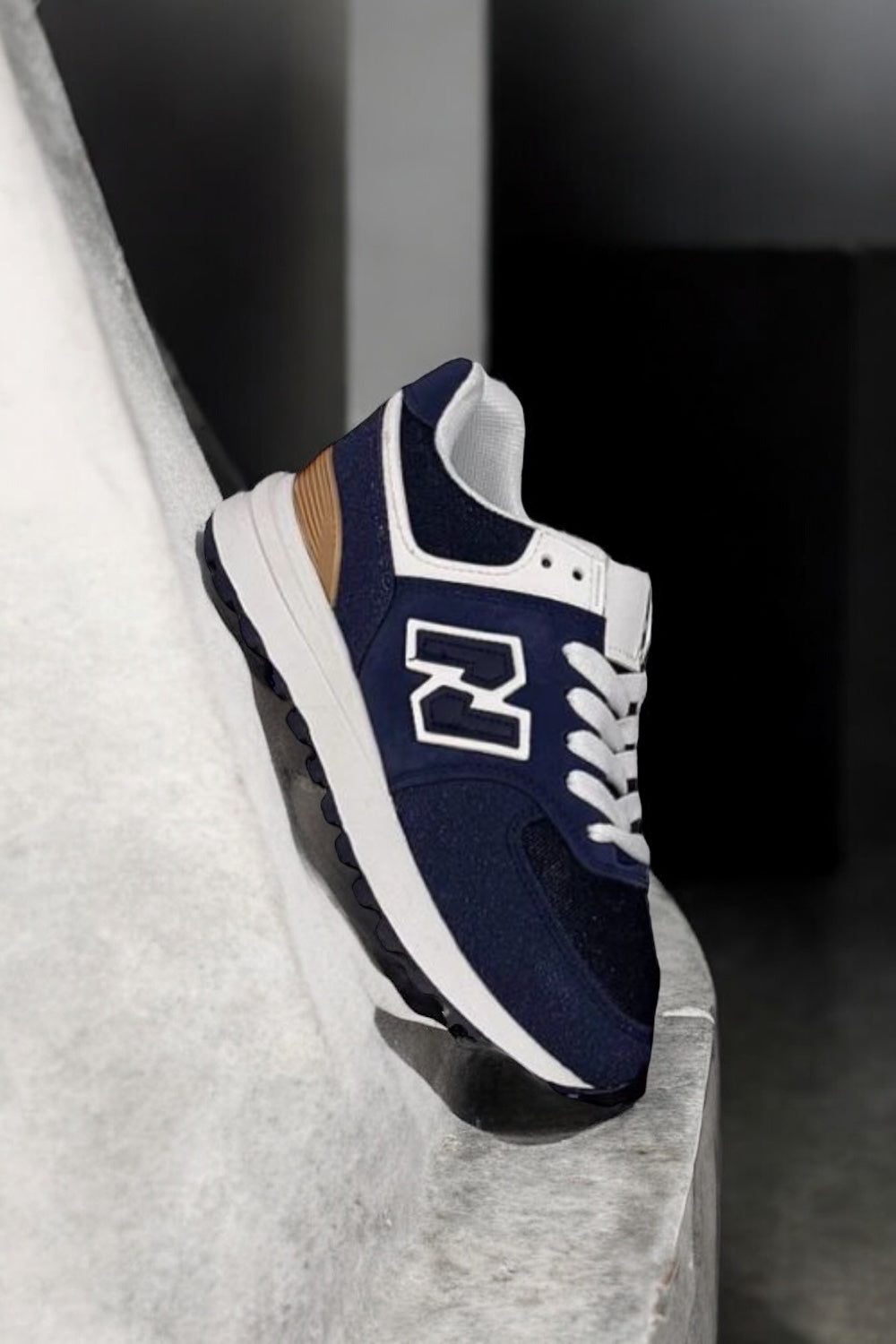 Chaussures baskets bleu marine et blanc avec logo stylisé style sneakers