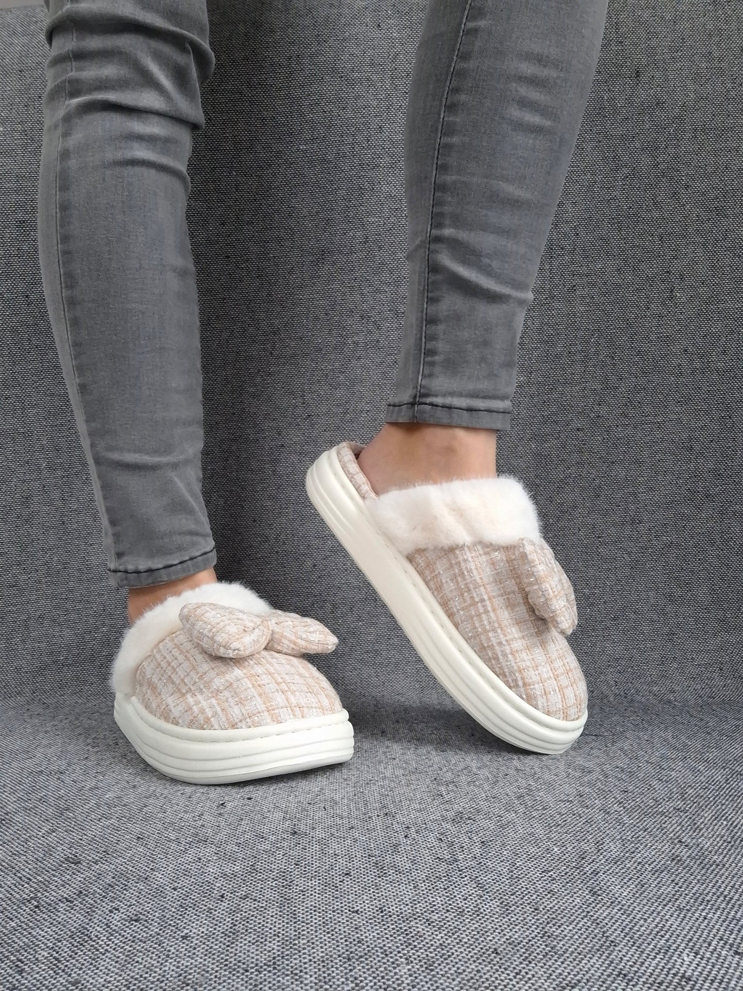 Chaussons fourrés beige et blanc en tissu à carreaux avec noeud