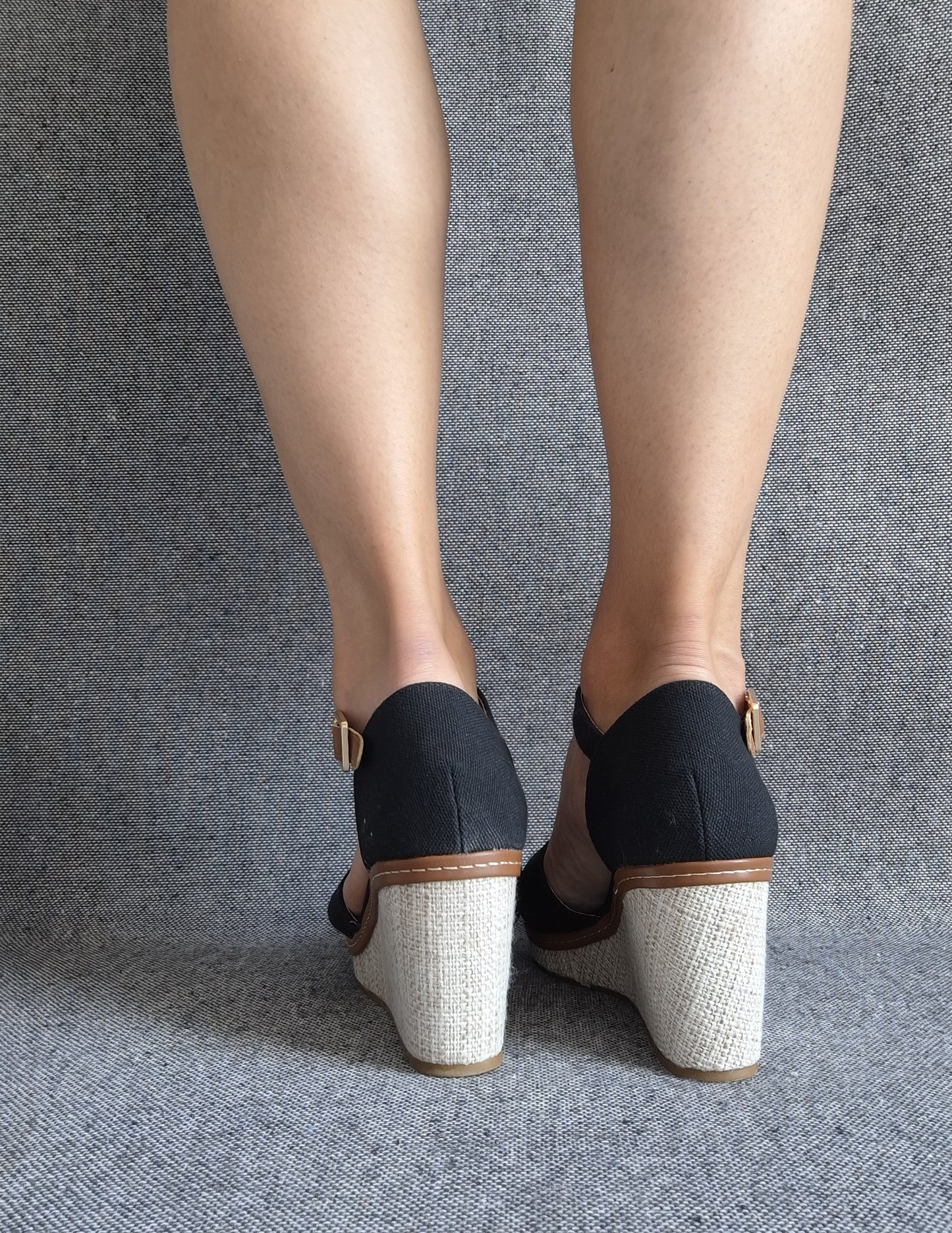 Chaussures sandales compensées tissu à lanières noire et semelle beige
