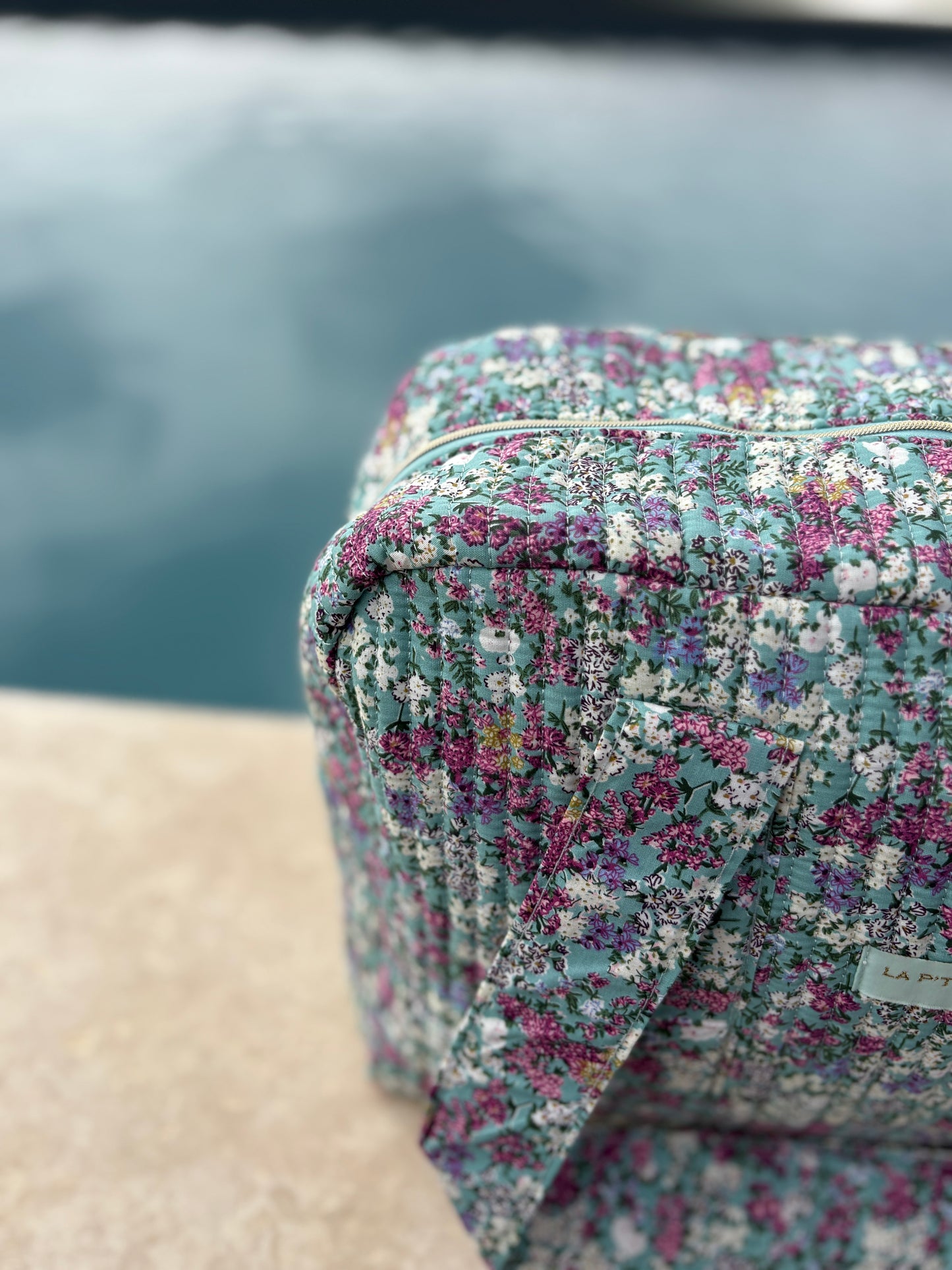 Sac week-end polochon en coton matelassé multicolore liberty fleuri rouge et blanc