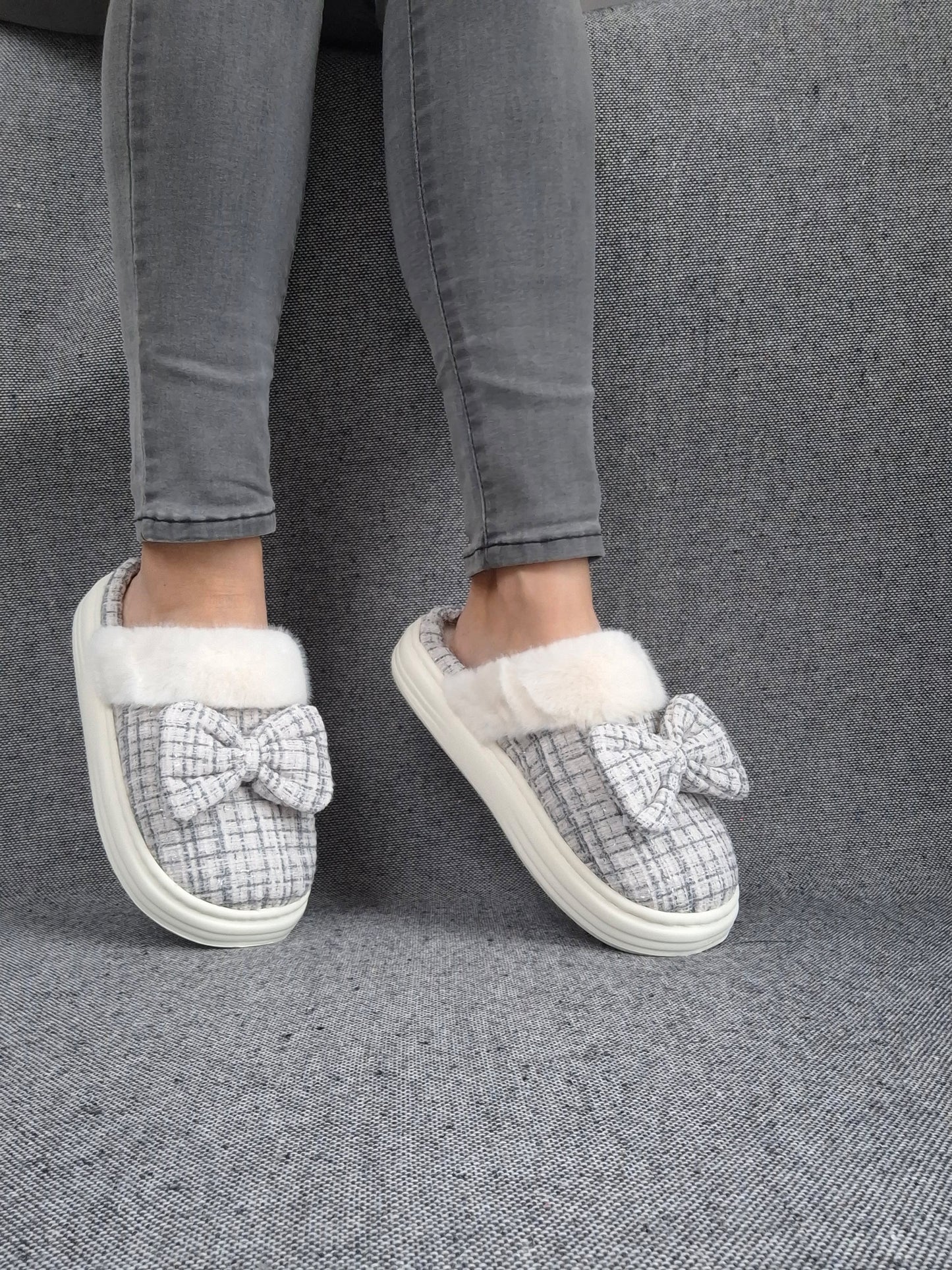 Chaussons fourrés bleu et blanc en tissu à carreaux avec noeud