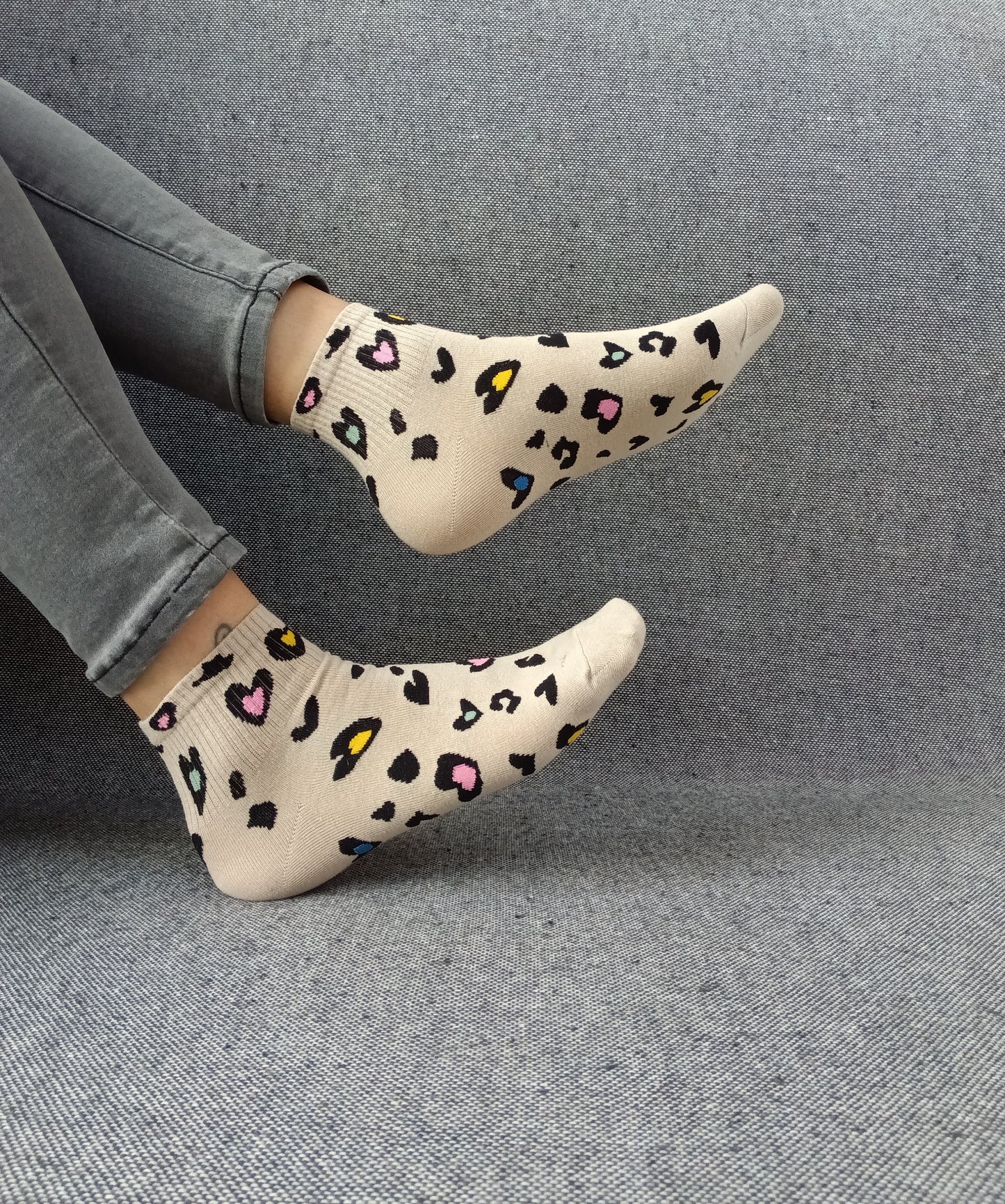Paire de chaussettes beige en coton à motifs coeurs colorés