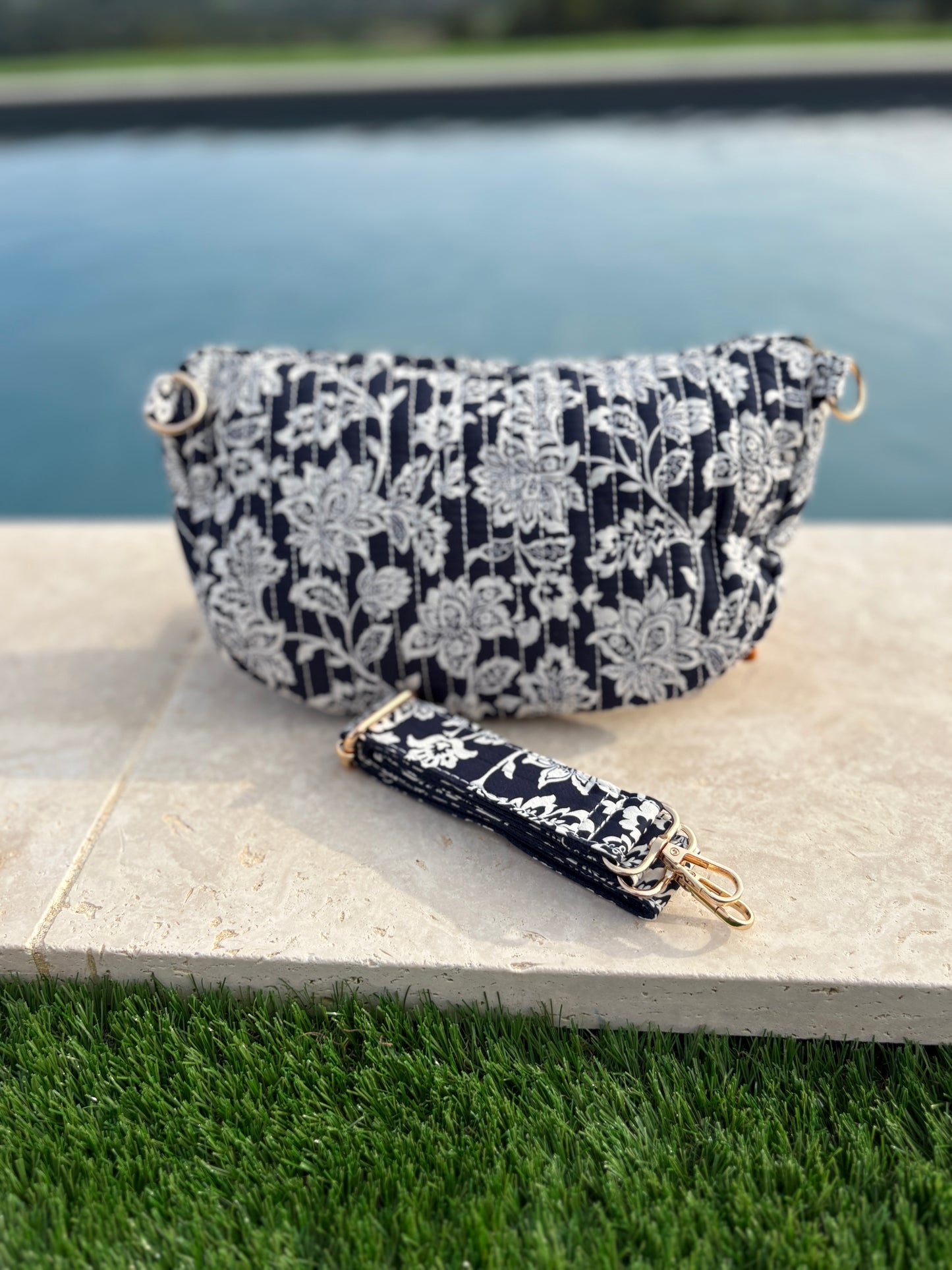 Sac banane coton matelassé liberty fleuri toile de jouy bleu marine et blanc
