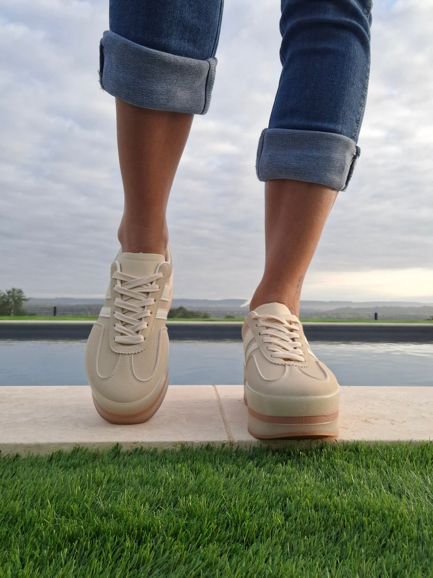 Chaussures baskets basses compensées beige blanc style sneakers campus