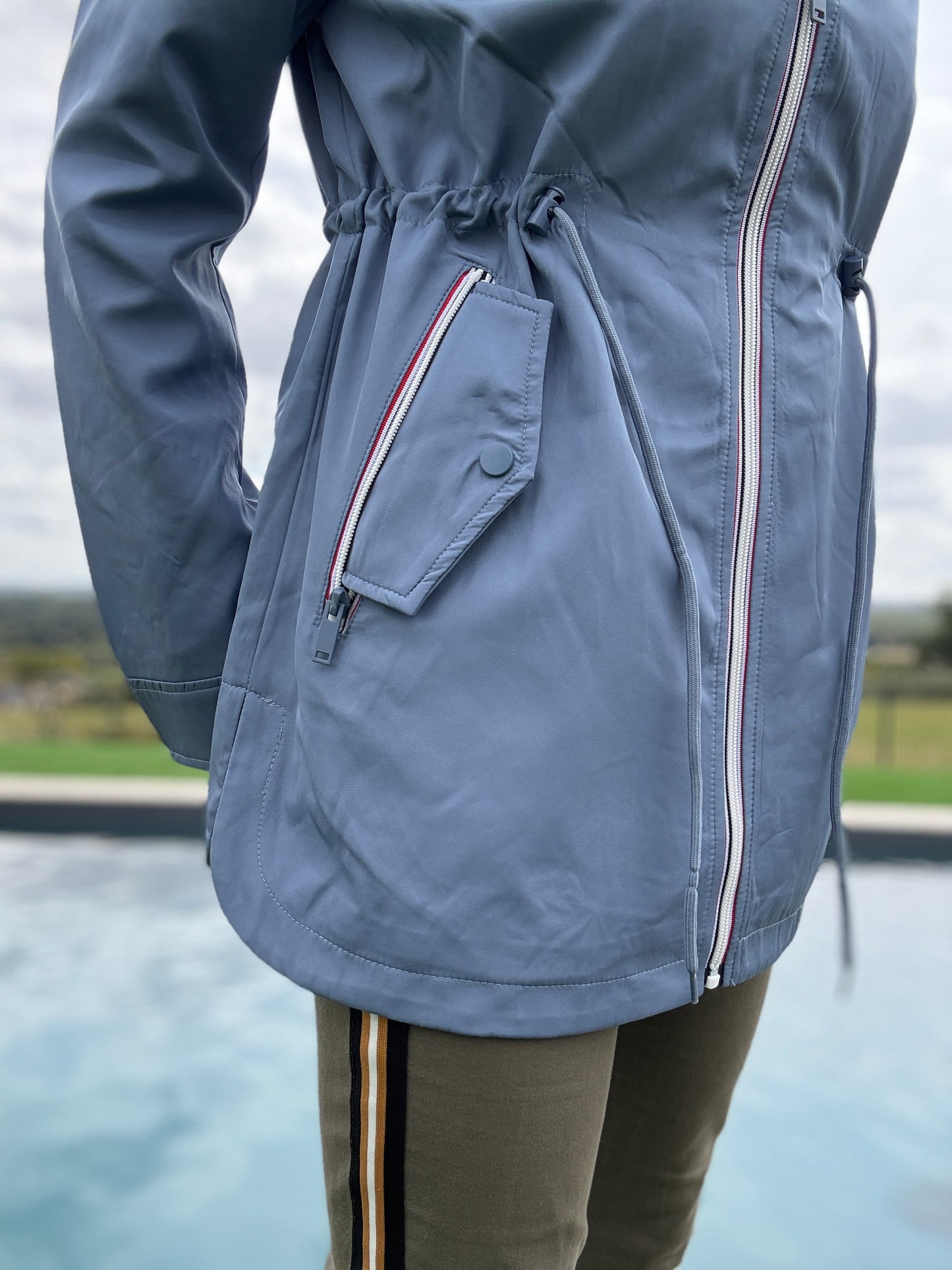 New Lolo - Manteau mi long deperlant léger bleu clair capuche intérieur marin rayé bleu clair blanc