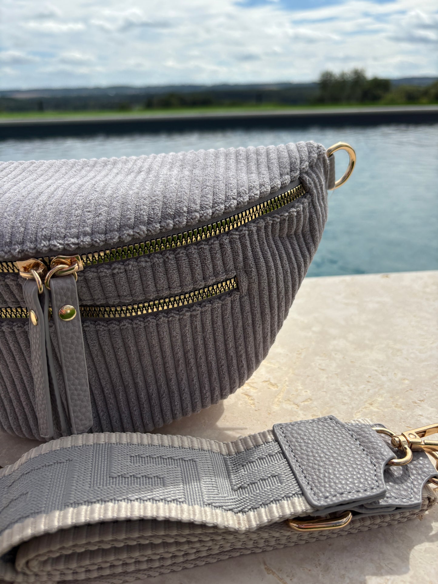Sac banane velours côtelé 2 poches gris sangle fantaisie