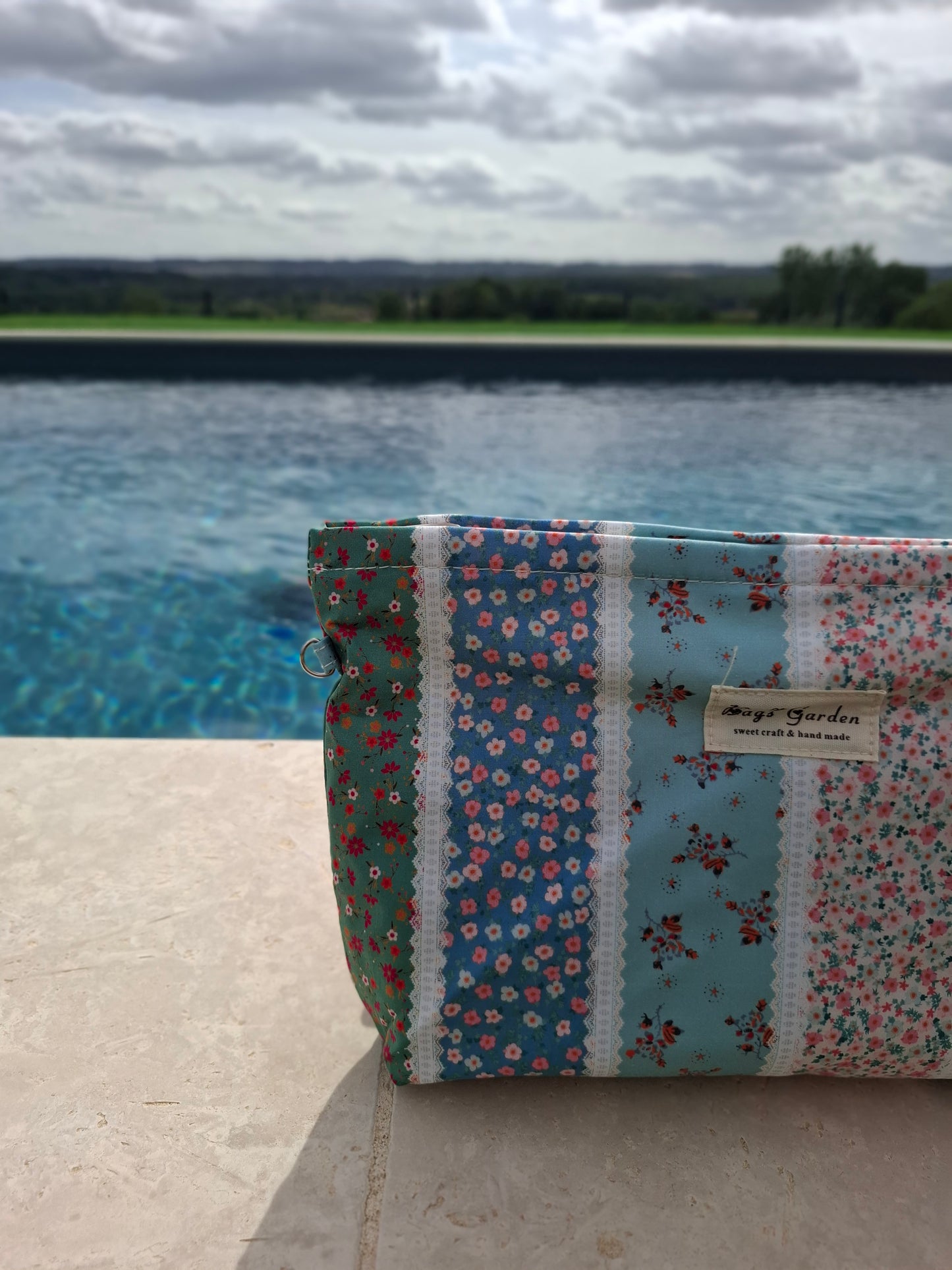 Trousse en tissu imperméabilisé motifs patchwork à rayures florales bleu rose et vert