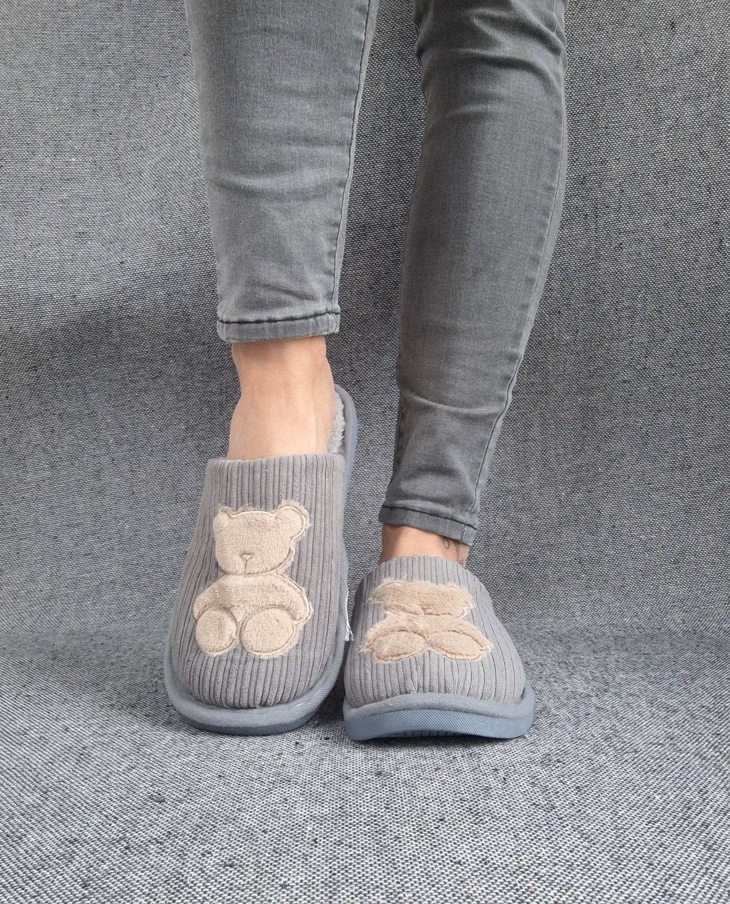 Chaussons fourrés gris en tissu avec motif ours beige