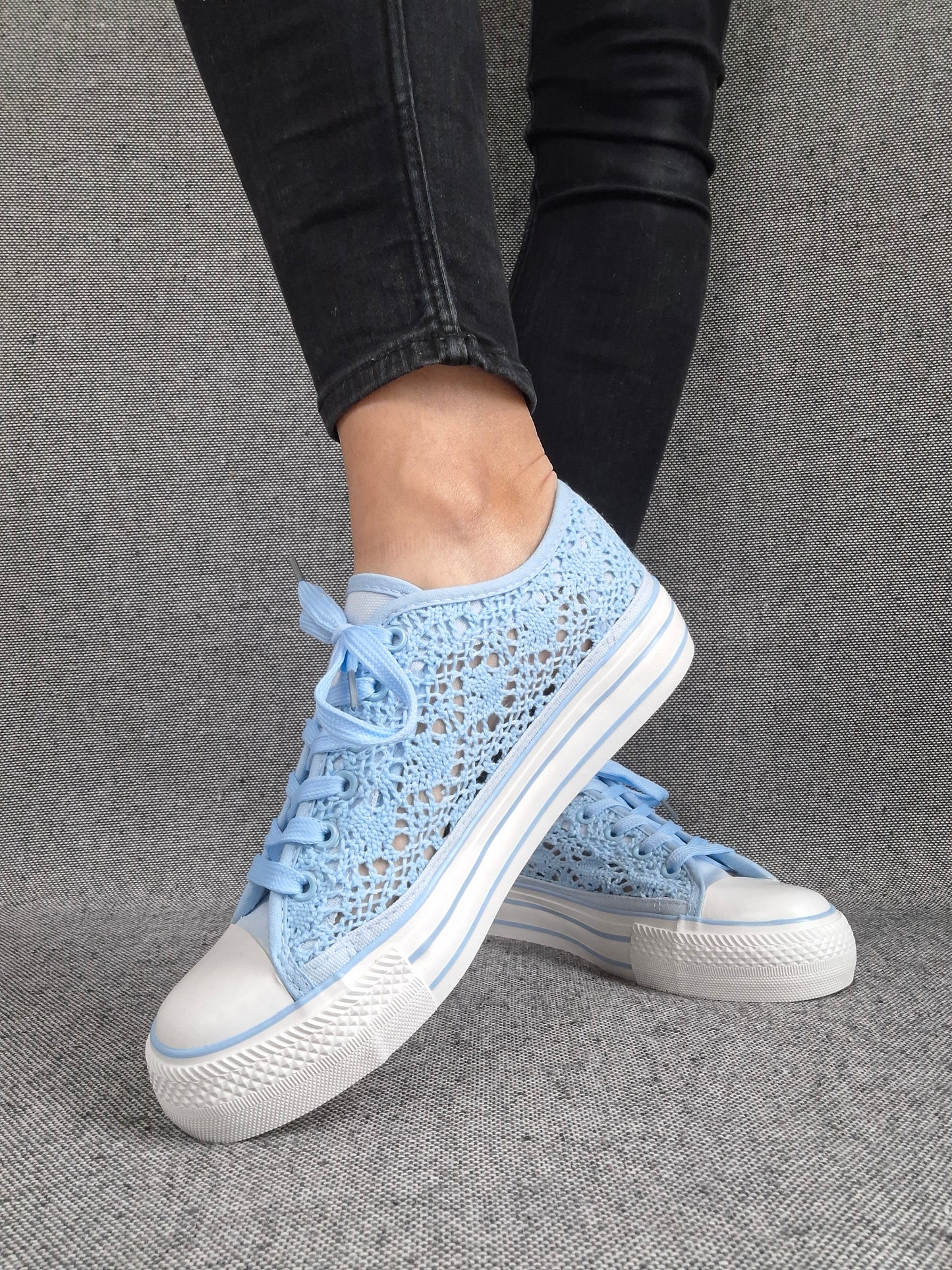 Chaussures baskets basses à dentelle bleu en tissu style converse