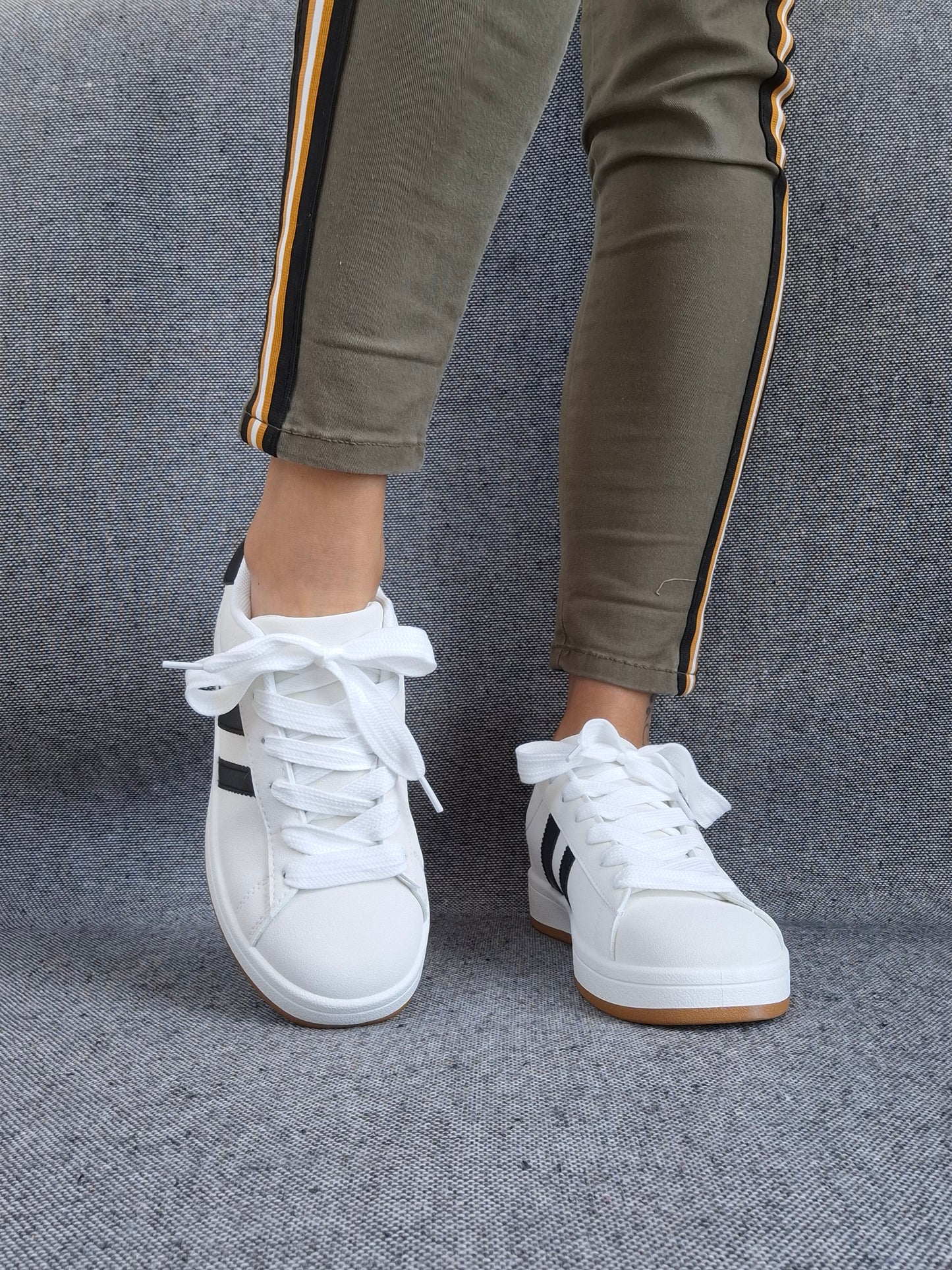 Chaussures baskets basses blanches à rayures noires style campus