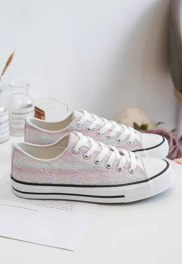 Chaussures baskets basses en tissu dentelé avec reflets irisés multicolores style converse