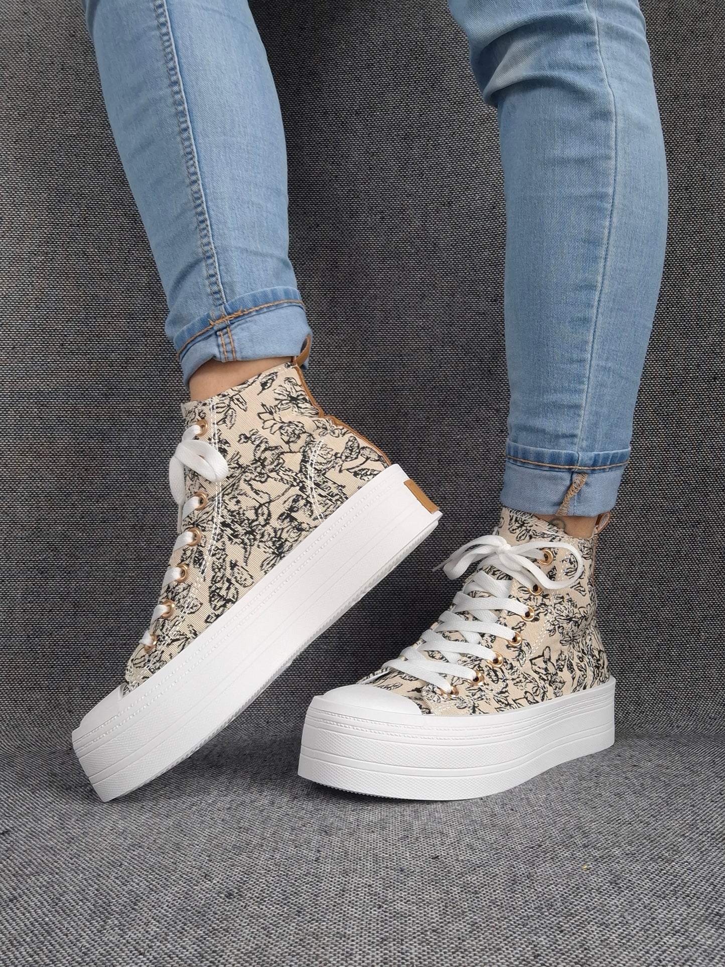 Chaussures baskets hautes en tissu toile beige toile de jouy noir semelles compensées