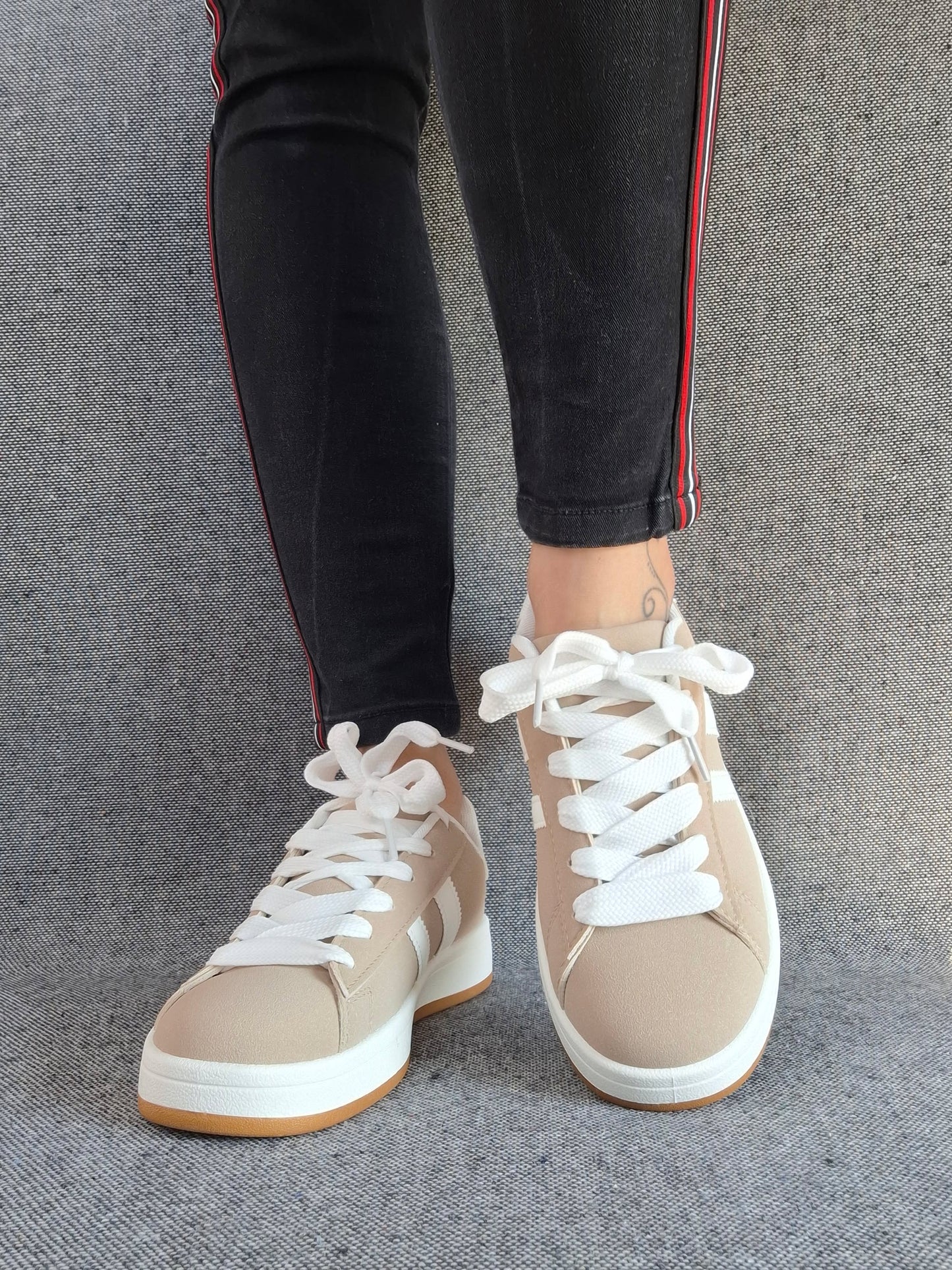 Chaussures baskets basses taupe avec bandes blanches style campus